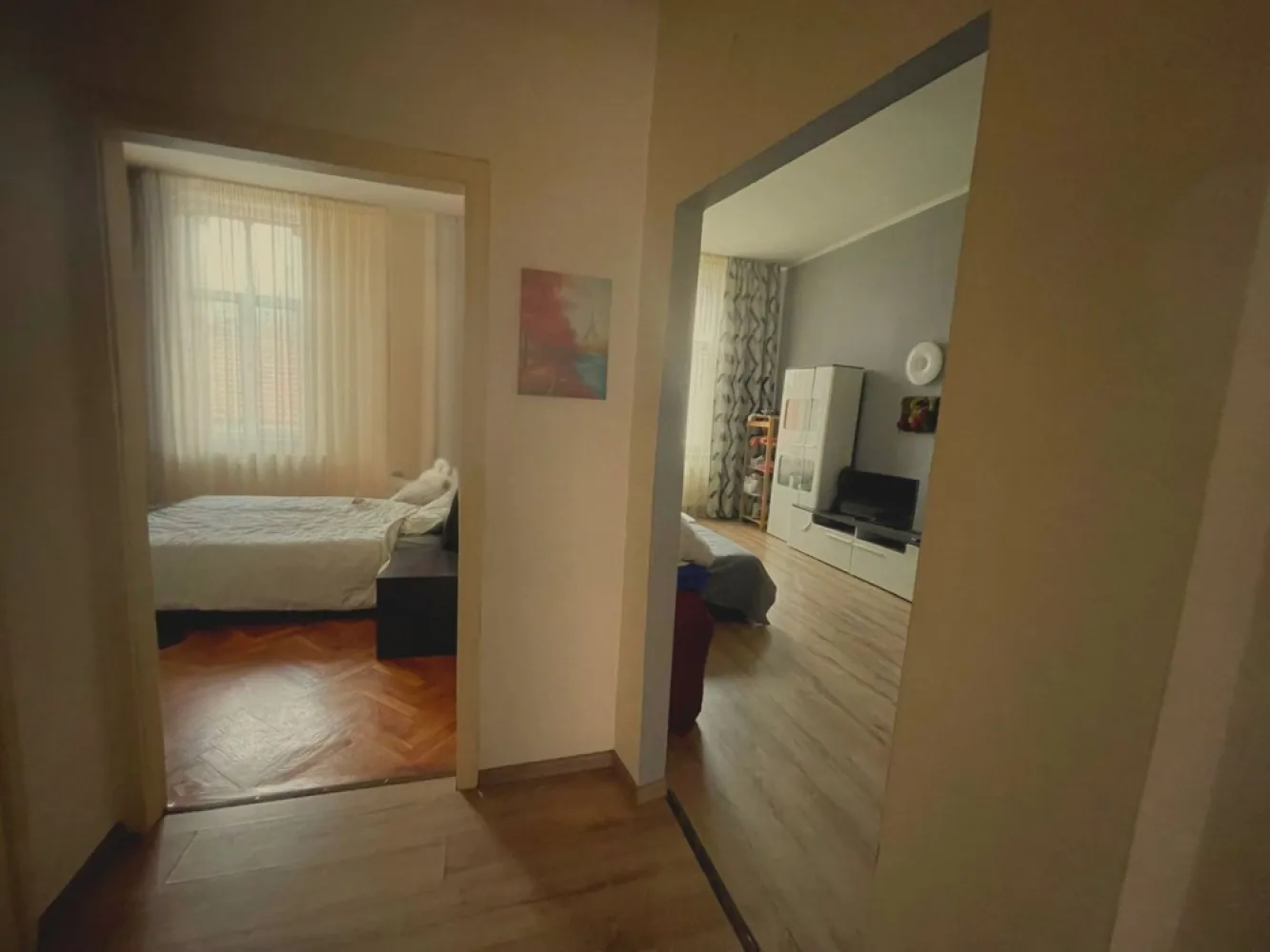 Ap 2 cam, 62 mp –ultracentral(str Aurel Lazar), lângă pietonala Oradea - Vă prezentăm spre vânzare un apartament deosebit in suprafata utila de 62 mp, situat într-una dintre cele mai dorite zone ale orașului Oradea – la doar câțiva metri de zona pietonală, dar ferit de agitație, pe o stradă liniștită. Această proprietate îmbină perfect avantajele unei locații ultracentrale cu intimitatea și confortul unei zone retrase, fiind ideală atât pentru locuit, cât și pentru investiție. Compartimentare: 2 camere luminoase, cu vedere către strada principală bucătărie spațioasă, ideală pentru amenajare modernă 2 băi hol generos boxă la subsol (~4 mp), utilă pentru depozitare Poziționarea în zona zero a orașului oferă acces imediat la cele mai apreciate restaurante, cafenele, obiective culturale și zone de promenadă. Un avantaj major îl reprezintă faptul că imobilul urmează să beneficieze de renovare completă, costurile fiind deja acoperite — viitorul proprietar se va bucura de beneficiile modernizării fără investiții suplimentare. Această proprietate reprezintă o oportunitate rară de a achiziționa un apartament într-o locație premium, cu potențial excelent de valorizare. 💰 Preț: 138.500 € (negociabil) Contact: Sorin Gligor Tel: 0731290032 }}