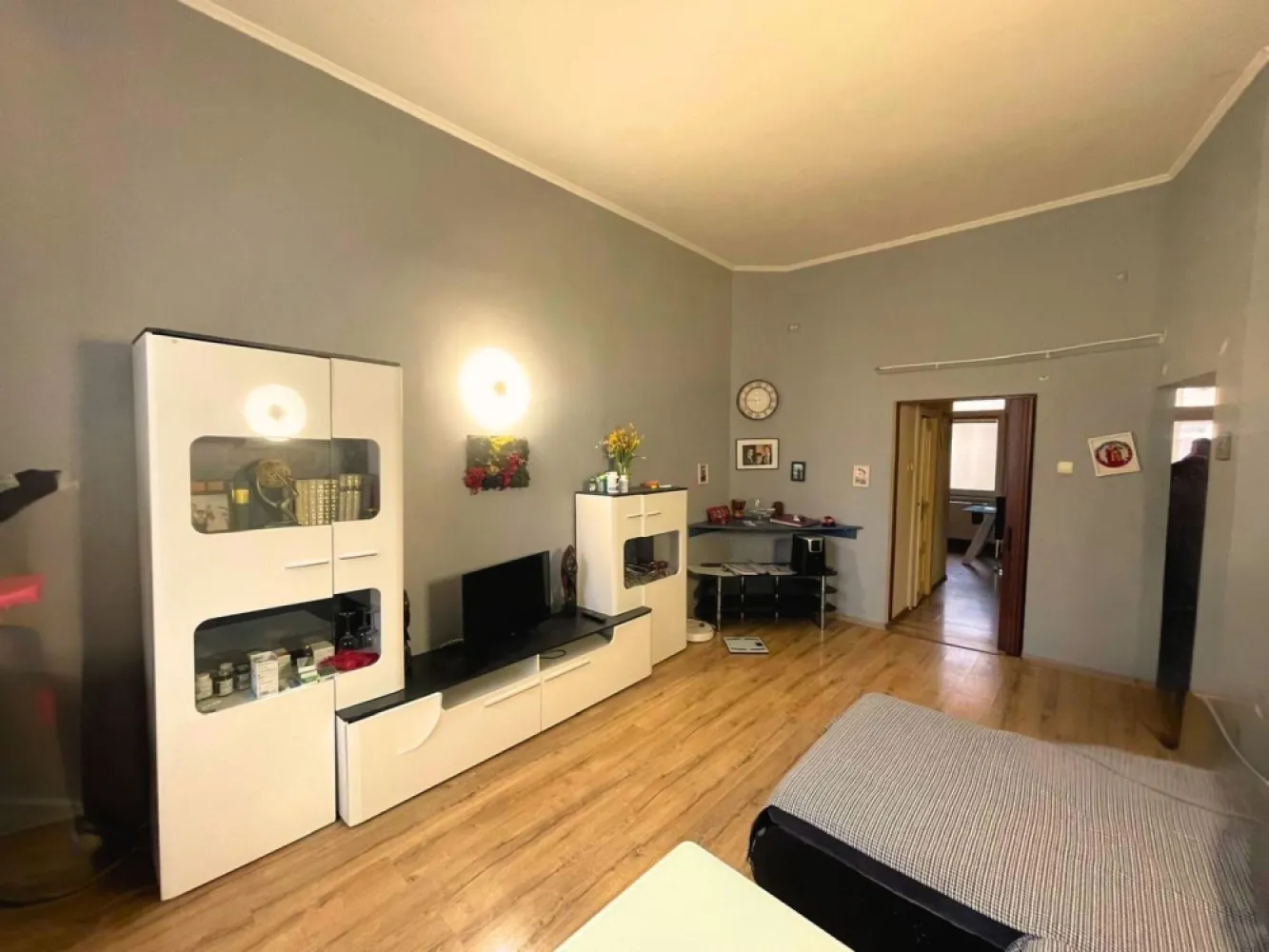 Ap 2 cam, 62 mp –ultracentral(str Aurel Lazar), lângă pietonala Oradea - Vă prezentăm spre vânzare un apartament deosebit in suprafata utila de 62 mp, situat într-una dintre cele mai dorite zone ale orașului Oradea – la doar câțiva metri de zona pietonală, dar ferit de agitație, pe o stradă liniștită. Această proprietate îmbină perfect avantajele unei locații ultracentrale cu intimitatea și confortul unei zone retrase, fiind ideală atât pentru locuit, cât și pentru investiție. Compartimentare: 2 camere luminoase, cu vedere către strada principală bucătărie spațioasă, ideală pentru amenajare modernă 2 băi hol generos boxă la subsol (~4 mp), utilă pentru depozitare Poziționarea în zona zero a orașului oferă acces imediat la cele mai apreciate restaurante, cafenele, obiective culturale și zone de promenadă. Un avantaj major îl reprezintă faptul că imobilul urmează să beneficieze de renovare completă, costurile fiind deja acoperite — viitorul proprietar se va bucura de beneficiile modernizării fără investiții suplimentare. Această proprietate reprezintă o oportunitate rară de a achiziționa un apartament într-o locație premium, cu potențial excelent de valorizare. 💰 Preț: 138.500 € (negociabil) Contact: Sorin Gligor Tel: 0731290032 }}