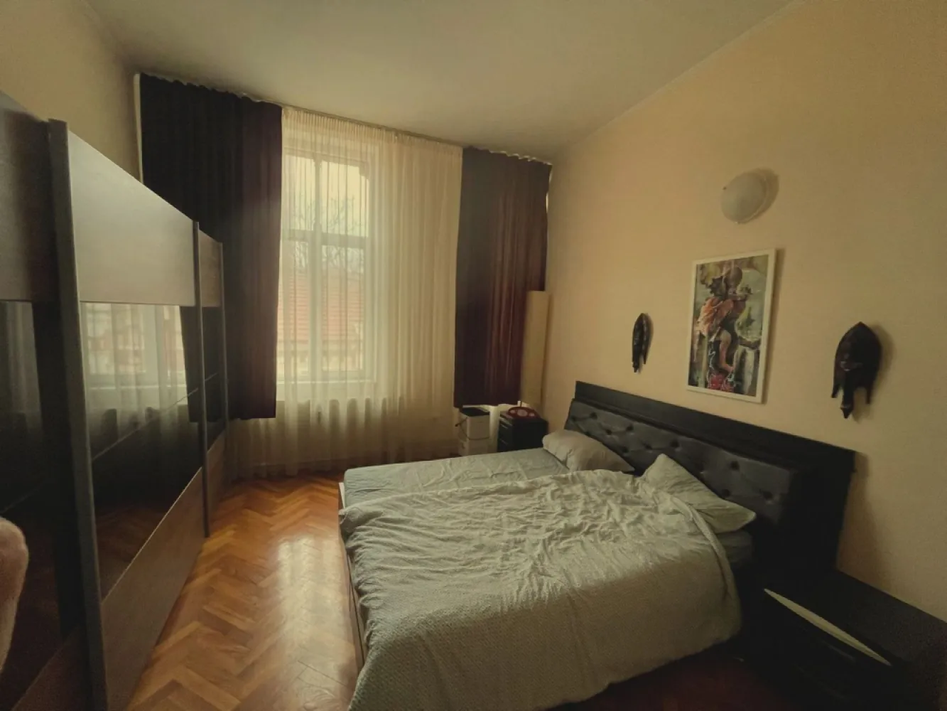 Ap 2 cam, 62 mp –ultracentral(str Aurel Lazar), lângă pietonala Oradea - Vă prezentăm spre vânzare un apartament deosebit in suprafata utila de 62 mp, situat într-una dintre cele mai dorite zone ale orașului Oradea – la doar câțiva metri de zona pietonală, dar ferit de agitație, pe o stradă liniștită. Această proprietate îmbină perfect avantajele unei locații ultracentrale cu intimitatea și confortul unei zone retrase, fiind ideală atât pentru locuit, cât și pentru investiție. Compartimentare: 2 camere luminoase, cu vedere către strada principală bucătărie spațioasă, ideală pentru amenajare modernă 2 băi hol generos boxă la subsol (~4 mp), utilă pentru depozitare Poziționarea în zona zero a orașului oferă acces imediat la cele mai apreciate restaurante, cafenele, obiective culturale și zone de promenadă. Un avantaj major îl reprezintă faptul că imobilul urmează să beneficieze de renovare completă, costurile fiind deja acoperite — viitorul proprietar se va bucura de beneficiile modernizării fără investiții suplimentare. Această proprietate reprezintă o oportunitate rară de a achiziționa un apartament într-o locație premium, cu potențial excelent de valorizare. 💰 Preț: 138.500 € (negociabil) Contact: Sorin Gligor Tel: 0731290032 }}