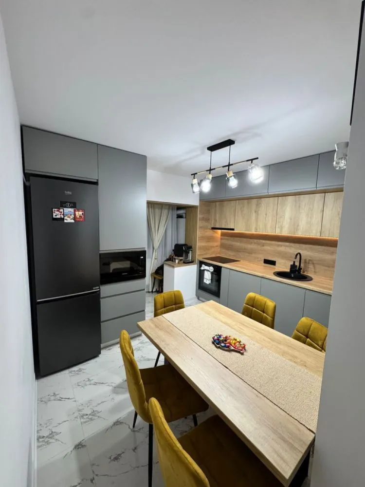 BRASADAS vinde ap 2 cam etajul 2 in Micro 17. - Agentia Imobiliara BRASADAS vinde apartament cu 2 camere decomandat RENOVAT, cu balcon, la etajul 2, 60mp, situat in Micro 17. În apartament s-a schimbat tot. Șapă autonivelantă în tot apartamentul. Instalație electrică nouă. Instalație sanitară nouă.( centrala ariston prin condensare, calorifere, instalația apa și scurgeri). În dormitor patul cu led smart și dressingul sunt pe comandă, parchetul de 12mm trafic intens. În baie gresie/faianță de 120x60, toaleta cu rezervor incastrat Geberit, cadă de baie freestanding, baterii de calitate, oglindă led. Livingul este unul spațios cu canapea și comodă cu șemineu încorporat. Bucătăria are mobilă cu led smart la comandă din MDF și toate electrocasnicele. Mașina spălat haine/vase,cuptor și plită electrice, hotă, frigider, uscător de haine, cuptor cu microunde incorporabil.(toate electrocasnicele au garanție 2 ani). Balconul de la living are gresie și decorativă. Apartamentul este cu întrerupătoare toutchscreen și prize cu sticlă. Geamuri termopan gri antracit. Ușile sunt de calitate superioară pe comandă din MDF. Ușa de la intrare este securizată. Apartamentul mai dispune și de beci. Apartamentul este locuit de două luni deci practic totul este nou. Se vinde complet mobilat și utilat gata de mutare fără investiții suplimentare. Www.brasadas.com. }}