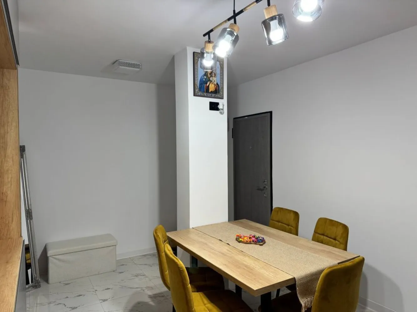 BRASADAS vinde ap 2 cam etajul 2 in Micro 17. - Agentia Imobiliara BRASADAS vinde apartament cu 2 camere decomandat RENOVAT, cu balcon, la etajul 2, 60mp, situat in Micro 17. În apartament s-a schimbat tot. Șapă autonivelantă în tot apartamentul. Instalație electrică nouă. Instalație sanitară nouă.( centrala ariston prin condensare, calorifere, instalația apa și scurgeri). În dormitor patul cu led smart și dressingul sunt pe comandă, parchetul de 12mm trafic intens. În baie gresie/faianță de 120x60, toaleta cu rezervor incastrat Geberit, cadă de baie freestanding, baterii de calitate, oglindă led. Livingul este unul spațios cu canapea și comodă cu șemineu încorporat. Bucătăria are mobilă cu led smart la comandă din MDF și toate electrocasnicele. Mașina spălat haine/vase,cuptor și plită electrice, hotă, frigider, uscător de haine, cuptor cu microunde incorporabil.(toate electrocasnicele au garanție 2 ani). Balconul de la living are gresie și decorativă. Apartamentul este cu întrerupătoare toutchscreen și prize cu sticlă. Geamuri termopan gri antracit. Ușile sunt de calitate superioară pe comandă din MDF. Ușa de la intrare este securizată. Apartamentul mai dispune și de beci. Apartamentul este locuit de două luni deci practic totul este nou. Se vinde complet mobilat și utilat gata de mutare fără investiții suplimentare. Www.brasadas.com. }}