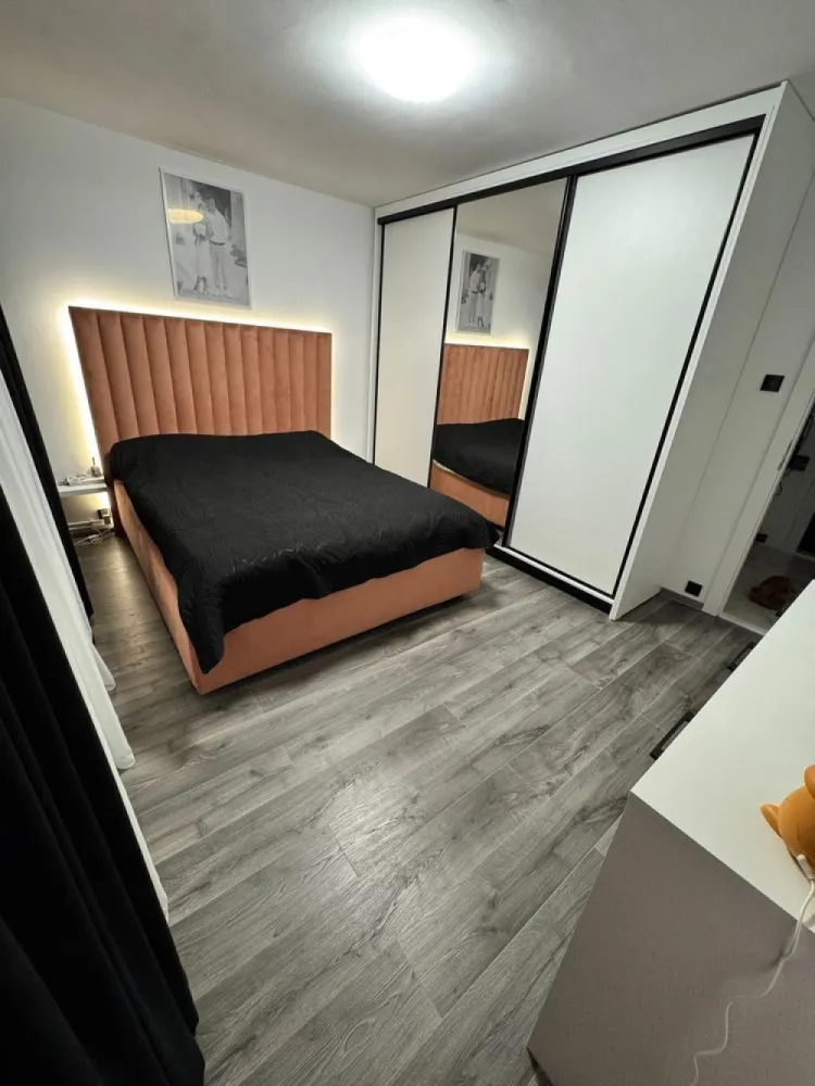 BRASADAS vinde ap 2 cam etajul 2 in Micro 17. - Agentia Imobiliara BRASADAS vinde apartament cu 2 camere decomandat RENOVAT, cu balcon, la etajul 2, 60mp, situat in Micro 17. În apartament s-a schimbat tot. Șapă autonivelantă în tot apartamentul. Instalație electrică nouă. Instalație sanitară nouă.( centrala ariston prin condensare, calorifere, instalația apa și scurgeri). În dormitor patul cu led smart și dressingul sunt pe comandă, parchetul de 12mm trafic intens. În baie gresie/faianță de 120x60, toaleta cu rezervor incastrat Geberit, cadă de baie freestanding, baterii de calitate, oglindă led. Livingul este unul spațios cu canapea și comodă cu șemineu încorporat. Bucătăria are mobilă cu led smart la comandă din MDF și toate electrocasnicele. Mașina spălat haine/vase,cuptor și plită electrice, hotă, frigider, uscător de haine, cuptor cu microunde incorporabil.(toate electrocasnicele au garanție 2 ani). Balconul de la living are gresie și decorativă. Apartamentul este cu întrerupătoare toutchscreen și prize cu sticlă. Geamuri termopan gri antracit. Ușile sunt de calitate superioară pe comandă din MDF. Ușa de la intrare este securizată. Apartamentul mai dispune și de beci. Apartamentul este locuit de două luni deci practic totul este nou. Se vinde complet mobilat și utilat gata de mutare fără investiții suplimentare. Www.brasadas.com. }}