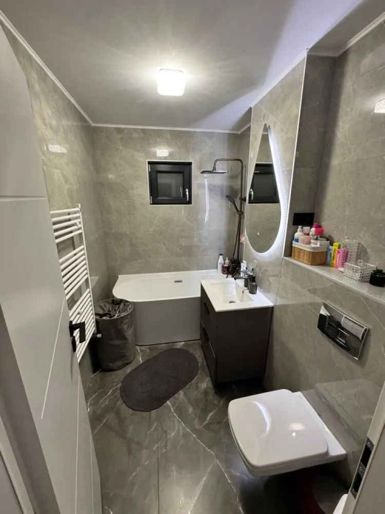 BRASADAS vinde ap 2 cam etajul 2 in Micro 17. - Agentia Imobiliara BRASADAS vinde apartament cu 2 camere decomandat RENOVAT, cu balcon, la etajul 2, 60mp, situat in Micro 17. În apartament s-a schimbat tot. Șapă autonivelantă în tot apartamentul. Instalație electrică nouă. Instalație sanitară nouă.( centrala ariston prin condensare, calorifere, instalația apa și scurgeri). În dormitor patul cu led smart și dressingul sunt pe comandă, parchetul de 12mm trafic intens. În baie gresie/faianță de 120x60, toaleta cu rezervor incastrat Geberit, cadă de baie freestanding, baterii de calitate, oglindă led. Livingul este unul spațios cu canapea și comodă cu șemineu încorporat. Bucătăria are mobilă cu led smart la comandă din MDF și toate electrocasnicele. Mașina spălat haine/vase,cuptor și plită electrice, hotă, frigider, uscător de haine, cuptor cu microunde incorporabil.(toate electrocasnicele au garanție 2 ani). Balconul de la living are gresie și decorativă. Apartamentul este cu întrerupătoare toutchscreen și prize cu sticlă. Geamuri termopan gri antracit. Ușile sunt de calitate superioară pe comandă din MDF. Ușa de la intrare este securizată. Apartamentul mai dispune și de beci. Apartamentul este locuit de două luni deci practic totul este nou. Se vinde complet mobilat și utilat gata de mutare fără investiții suplimentare. Www.brasadas.com. }}