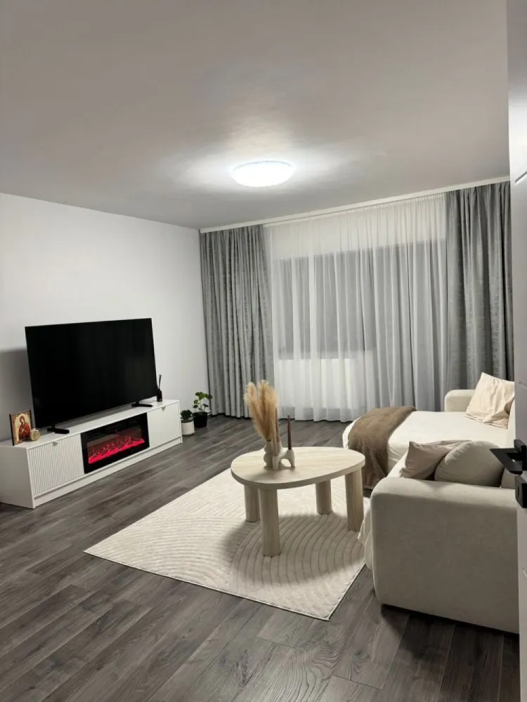 BRASADAS vinde ap 2 cam etajul 2 in Micro 17. - Agentia Imobiliara BRASADAS vinde apartament cu 2 camere decomandat RENOVAT, cu balcon, la etajul 2, 60mp, situat in Micro 17. În apartament s-a schimbat tot. Șapă autonivelantă în tot apartamentul. Instalație electrică nouă. Instalație sanitară nouă.( centrala ariston prin condensare, calorifere, instalația apa și scurgeri). În dormitor patul cu led smart și dressingul sunt pe comandă, parchetul de 12mm trafic intens. În baie gresie/faianță de 120x60, toaleta cu rezervor incastrat Geberit, cadă de baie freestanding, baterii de calitate, oglindă led. Livingul este unul spațios cu canapea și comodă cu șemineu încorporat. Bucătăria are mobilă cu led smart la comandă din MDF și toate electrocasnicele. Mașina spălat haine/vase,cuptor și plită electrice, hotă, frigider, uscător de haine, cuptor cu microunde incorporabil.(toate electrocasnicele au garanție 2 ani). Balconul de la living are gresie și decorativă. Apartamentul este cu întrerupătoare toutchscreen și prize cu sticlă. Geamuri termopan gri antracit. Ușile sunt de calitate superioară pe comandă din MDF. Ușa de la intrare este securizată. Apartamentul mai dispune și de beci. Apartamentul este locuit de două luni deci practic totul este nou. Se vinde complet mobilat și utilat gata de mutare fără investiții suplimentare. Www.brasadas.com. }}