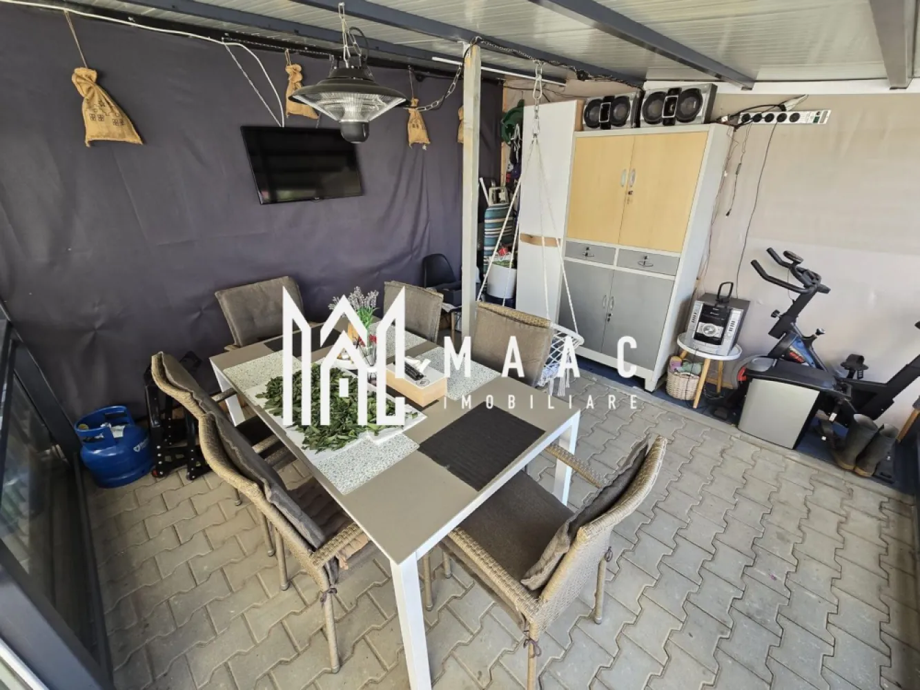 Apartament 3 Camere I Gradina I Loc ParcareI Calea Suri Mici - Se oferă spre vânzare un apartament cu 3 camere (2 dormitoare și living cu bucătărie), situat într-o zonă liniștită, ideal pentru cei care își doresc confortul unui apartament combinat cu avantajele unei case. Caracteristici principale: 3 camere (2 dormitoare + living cu bucătărie) spații luminoase și bine compartimentate grădină proprie – ideală pentru relaxare filigorie în curte, perfectă pentru petrecerea timpului liber sursă de apă în curte loc de parcare inclus posibilitate de parcare și în interiorul curții Avantaje: zonă liniștită, potrivită pentru familie spațiu exterior generos – rar întâlnit la apartamente ideal pentru relaxare, copii sau animale de companie acces facil către puncte de interes Facilități în apropiere: stație de autobuz magazin alimentar Combinația perfectă între apartament și casă Ideal pentru familie sau investiție Confort, intimitate și spațiu verde propriu Pentru informati si vizionari|: CP3007944 }}