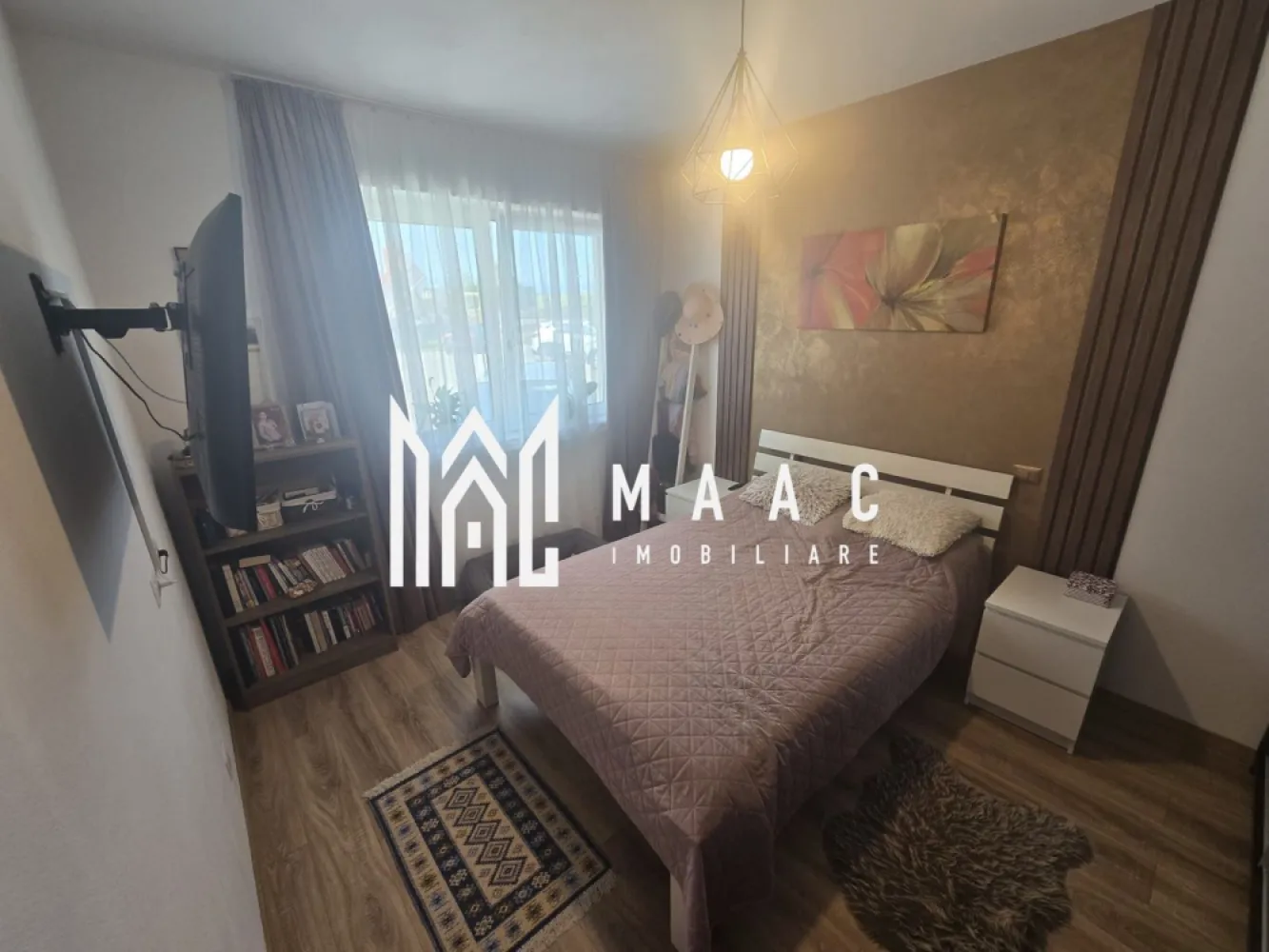Apartament 3 Camere I Gradina I Loc ParcareI Calea Suri Mici - Se oferă spre vânzare un apartament cu 3 camere (2 dormitoare și living cu bucătărie), situat într-o zonă liniștită, ideal pentru cei care își doresc confortul unui apartament combinat cu avantajele unei case. Caracteristici principale: 3 camere (2 dormitoare + living cu bucătărie) spații luminoase și bine compartimentate grădină proprie – ideală pentru relaxare filigorie în curte, perfectă pentru petrecerea timpului liber sursă de apă în curte loc de parcare inclus posibilitate de parcare și în interiorul curții Avantaje: zonă liniștită, potrivită pentru familie spațiu exterior generos – rar întâlnit la apartamente ideal pentru relaxare, copii sau animale de companie acces facil către puncte de interes Facilități în apropiere: stație de autobuz magazin alimentar Combinația perfectă între apartament și casă Ideal pentru familie sau investiție Confort, intimitate și spațiu verde propriu Pentru informati si vizionari|: CP3007944 }}