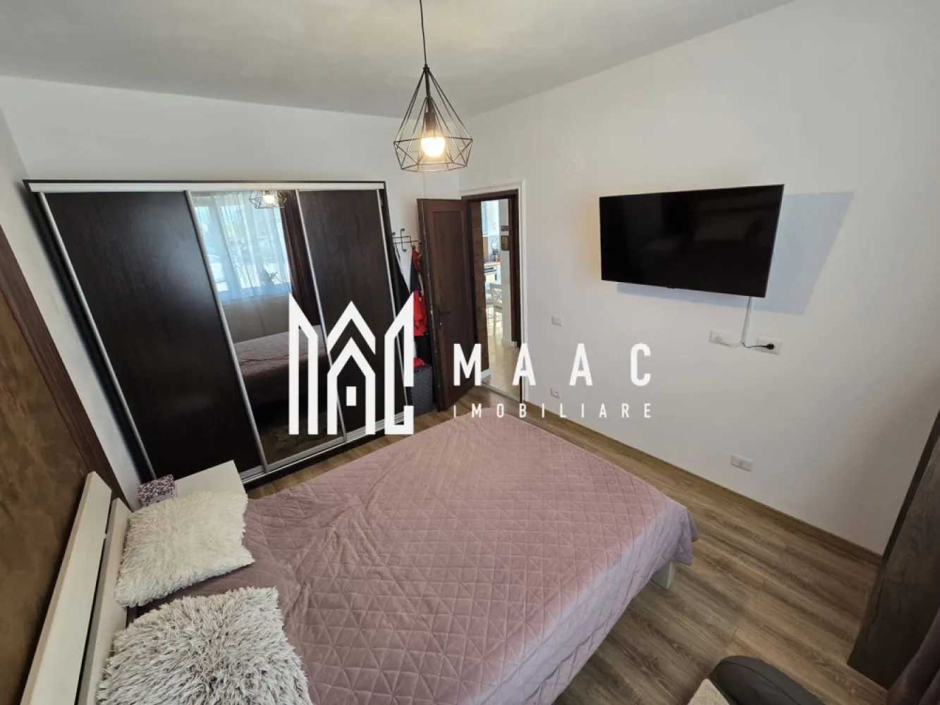 Apartament 3 Camere I Gradina I Loc ParcareI Calea Suri Mici - Se oferă spre vânzare un apartament cu 3 camere (2 dormitoare și living cu bucătărie), situat într-o zonă liniștită, ideal pentru cei care își doresc confortul unui apartament combinat cu avantajele unei case. Caracteristici principale: 3 camere (2 dormitoare + living cu bucătărie) spații luminoase și bine compartimentate grădină proprie – ideală pentru relaxare filigorie în curte, perfectă pentru petrecerea timpului liber sursă de apă în curte loc de parcare inclus posibilitate de parcare și în interiorul curții Avantaje: zonă liniștită, potrivită pentru familie spațiu exterior generos – rar întâlnit la apartamente ideal pentru relaxare, copii sau animale de companie acces facil către puncte de interes Facilități în apropiere: stație de autobuz magazin alimentar Combinația perfectă între apartament și casă Ideal pentru familie sau investiție Confort, intimitate și spațiu verde propriu Pentru informati si vizionari|: CP3007944 }}