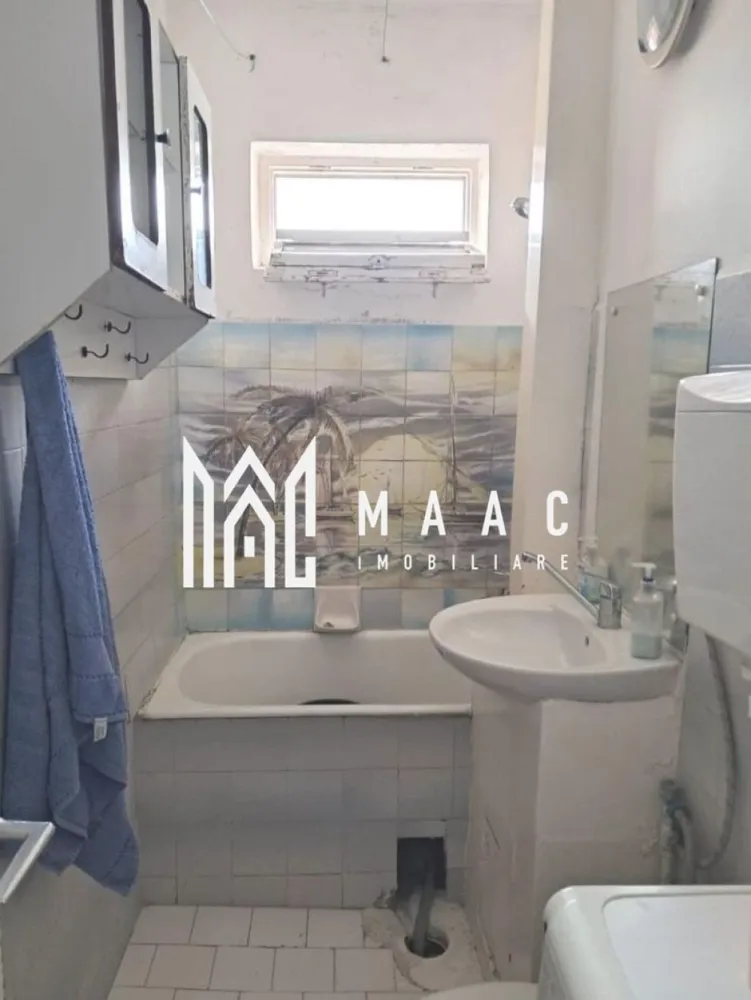 Apartament 2 Camere I Semidecomandat I Zona Mihai Viteazul - De vânzare apartament cu 2 camere, semidecomandat, situat la etajul 4/4 al unui bloc cu acoperiș din țiglă. Detalii: Suprafață utilă: 36 Compartimentare practică: living, dormitor, bucătărie, baie, hol. Localizare: zona Mihai viteazul-Frați Buzești – aproape de magazine, mijloace de transport, școli și alte facilități. Apartamentul se pretează atât pentru locuință proprie, cât și ca investiție pentru închiriere. Pentru informații și vizionări:CP: 2811816 }}