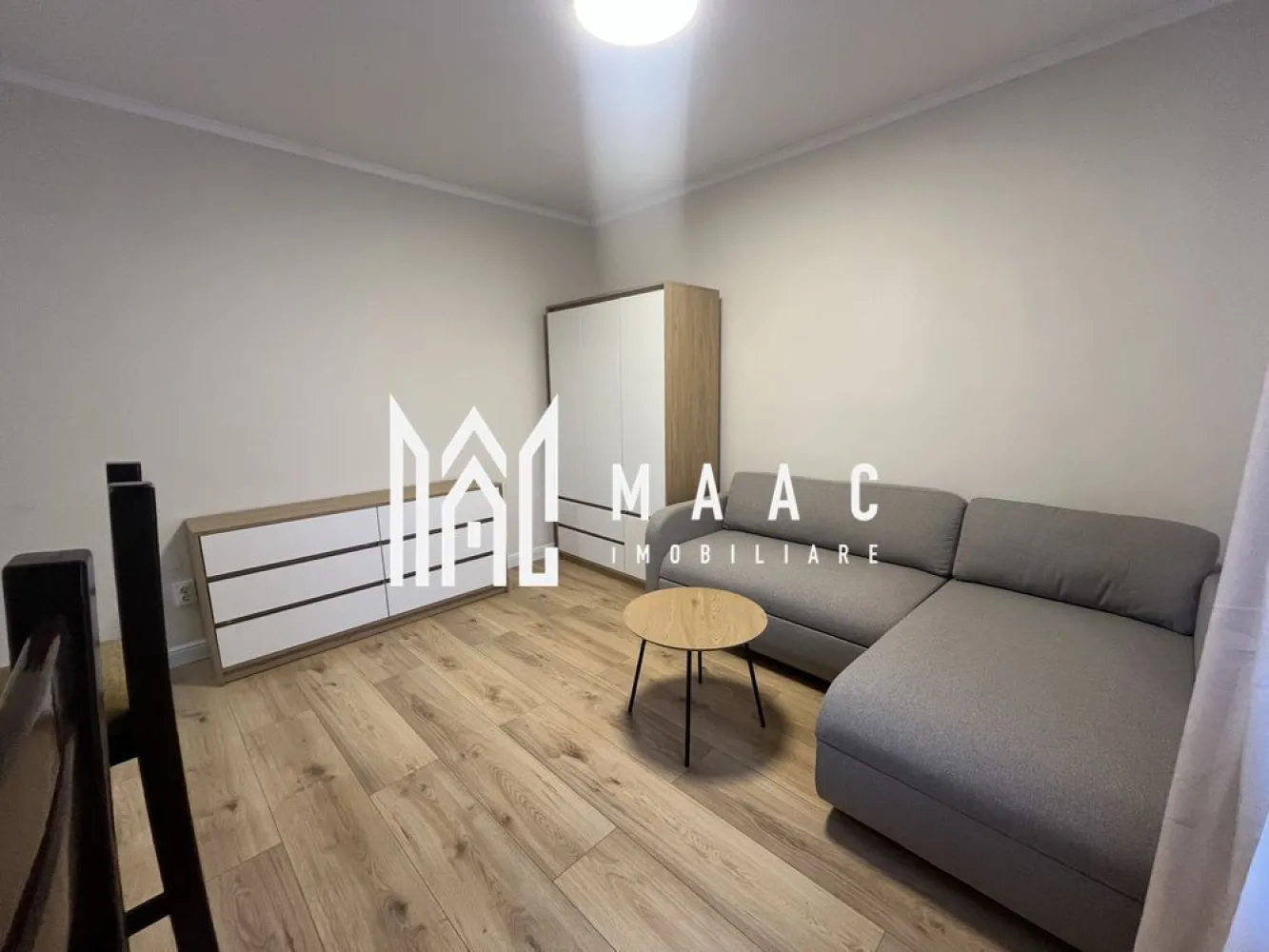 Garsonieră | 26 mp | Mobilată și utilată | Parter | Turnișor-Ogorului - Maac Imobiliare prezintă spre închiriere o garsonieră situată în cartierul Turnișor, pe strada Ogorului, într-un imobil nou, cu acces facil către stații de autobuz și multiple puncte de interes. Locuința are o suprafață de 26 mp și este compartimentată eficient, fiind compusă din cameră cu canapea extensibilă, dulap și comodă, bucătărie complet mobilată și utilată (frigider, aragaz, hotă, centrală termică), baie cu cadă și geam de aerisire, precum și hol cu spații de depozitare și cuier. Garsoniera este amplasată la parter și a fost recent renovată, oferind un spațiu curat, modern și primitor, ideal pentru o persoană sau un cuplu. Dotări și beneficii: Mobilier nou în cameră Canapea nouă, confortabilă Mașină de spălat nouă Compartimentare practică Preț închiriere: 300 euro/lună Nu se acceptă animale de companie. Se percepe o garanție echivalentă unei chirii. Pentru mai multe detalii, precizați codul de proprietate: CP3010156. }}