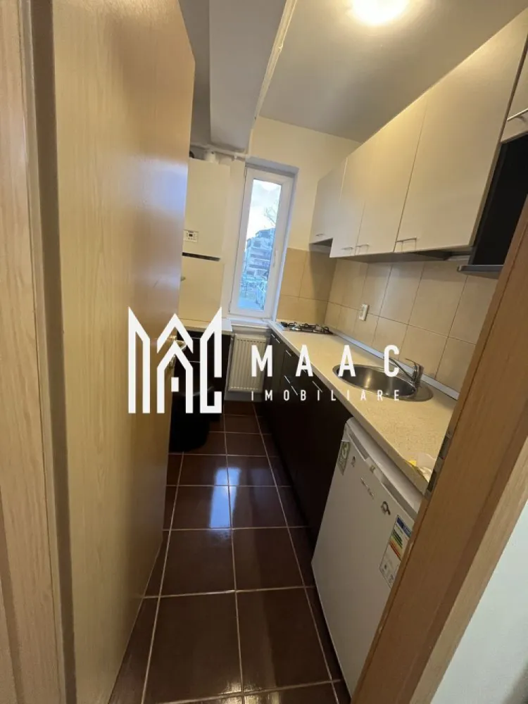 Garsonieră | 26 mp | Mobilată și utilată | Parter | Turnișor-Ogorului - Maac Imobiliare prezintă spre închiriere o garsonieră situată în cartierul Turnișor, pe strada Ogorului, într-un imobil nou, cu acces facil către stații de autobuz și multiple puncte de interes. Locuința are o suprafață de 26 mp și este compartimentată eficient, fiind compusă din cameră cu canapea extensibilă, dulap și comodă, bucătărie complet mobilată și utilată (frigider, aragaz, hotă, centrală termică), baie cu cadă și geam de aerisire, precum și hol cu spații de depozitare și cuier. Garsoniera este amplasată la parter și a fost recent renovată, oferind un spațiu curat, modern și primitor, ideal pentru o persoană sau un cuplu. Dotări și beneficii: Mobilier nou în cameră Canapea nouă, confortabilă Mașină de spălat nouă Compartimentare practică Preț închiriere: 300 euro/lună Nu se acceptă animale de companie. Se percepe o garanție echivalentă unei chirii. Pentru mai multe detalii, precizați codul de proprietate: CP3010156. }}