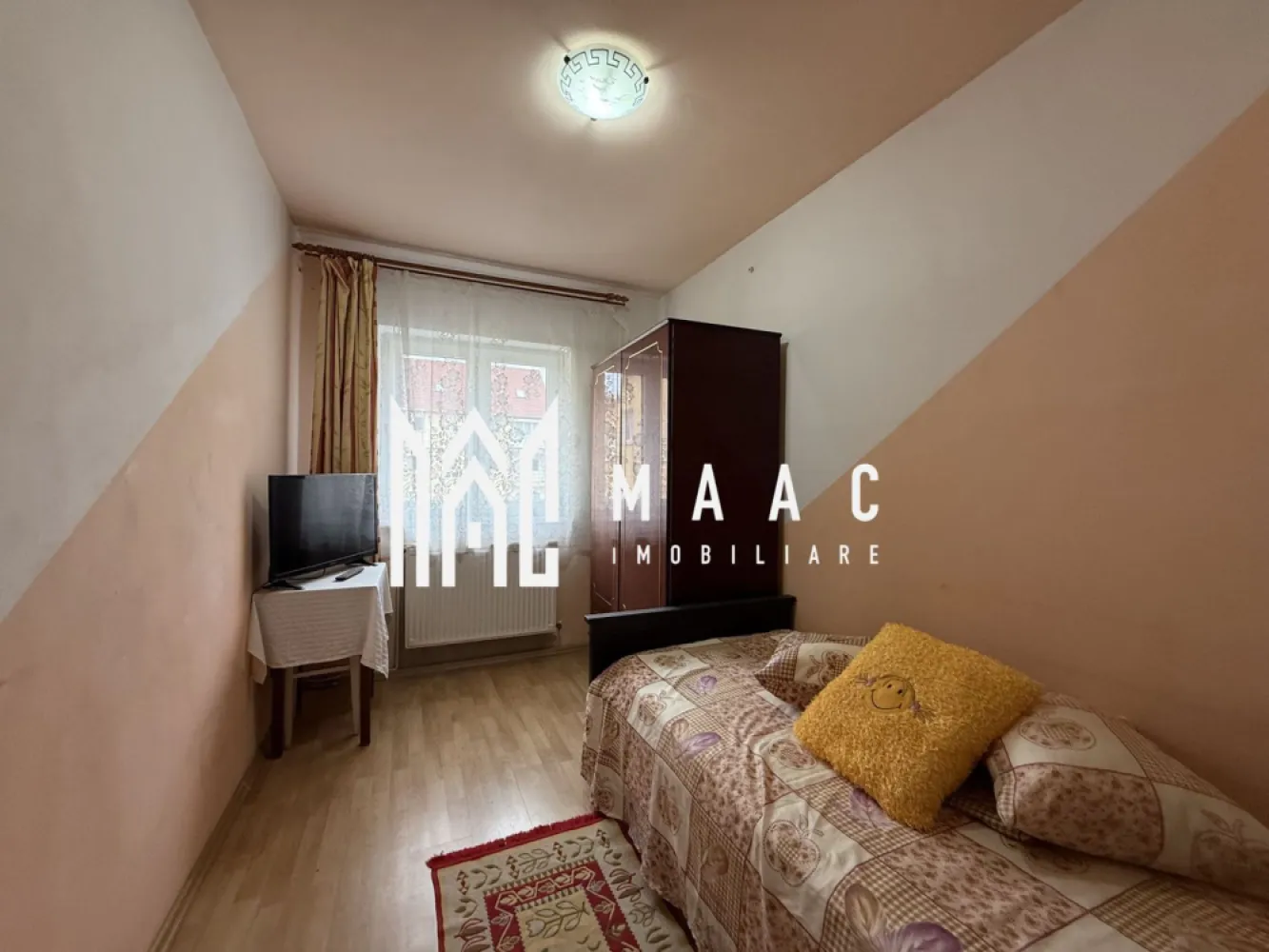 Apartament 3 camere | Balcon | Pivnita | Vasile Aaron - MAAC Imobiliare va prezinta un apartament cu 3 camere în zona Vasile Aaron. Suprafață și compartimentare: Apartament decomandat, cu o suprafață utilă de 60 mp Două dormitoare, living, bucătărie separată și cămară pentru depozitare, baie cu cadă și geam de aerisire. Dotări și beneficii: Centrală termică proprie și calorifere Geamuri termopan Pivniță de 5 mp. Localizare și facilități: Situat la etajul 4 din 5, într-un bloc liniștit Acces rapid la magazine, supermarketuri, școli și grădinițe Aproape de stații de autobuz. Pentru mai multe detalii precizati telefonic ca ati vazut anuntul cu ID : CP2460988 }}
