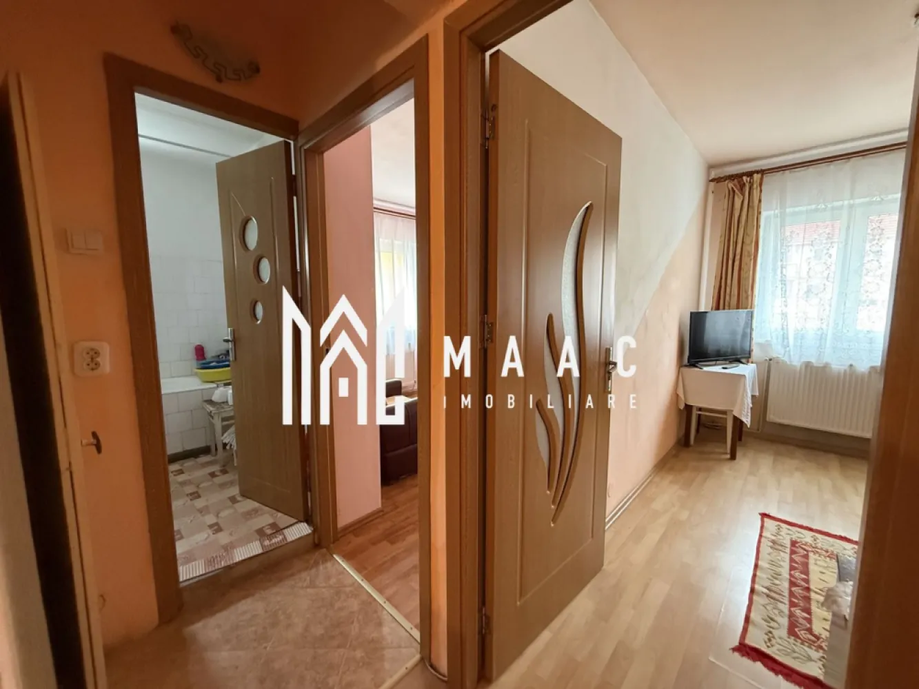 Apartament 3 camere | Balcon | Pivnita | Vasile Aaron - MAAC Imobiliare va prezinta un apartament cu 3 camere în zona Vasile Aaron. Suprafață și compartimentare: Apartament decomandat, cu o suprafață utilă de 60 mp Două dormitoare, living, bucătărie separată și cămară pentru depozitare, baie cu cadă și geam de aerisire. Dotări și beneficii: Centrală termică proprie și calorifere Geamuri termopan Pivniță de 5 mp. Localizare și facilități: Situat la etajul 4 din 5, într-un bloc liniștit Acces rapid la magazine, supermarketuri, școli și grădinițe Aproape de stații de autobuz. Pentru mai multe detalii precizati telefonic ca ati vazut anuntul cu ID : CP2460988 }}