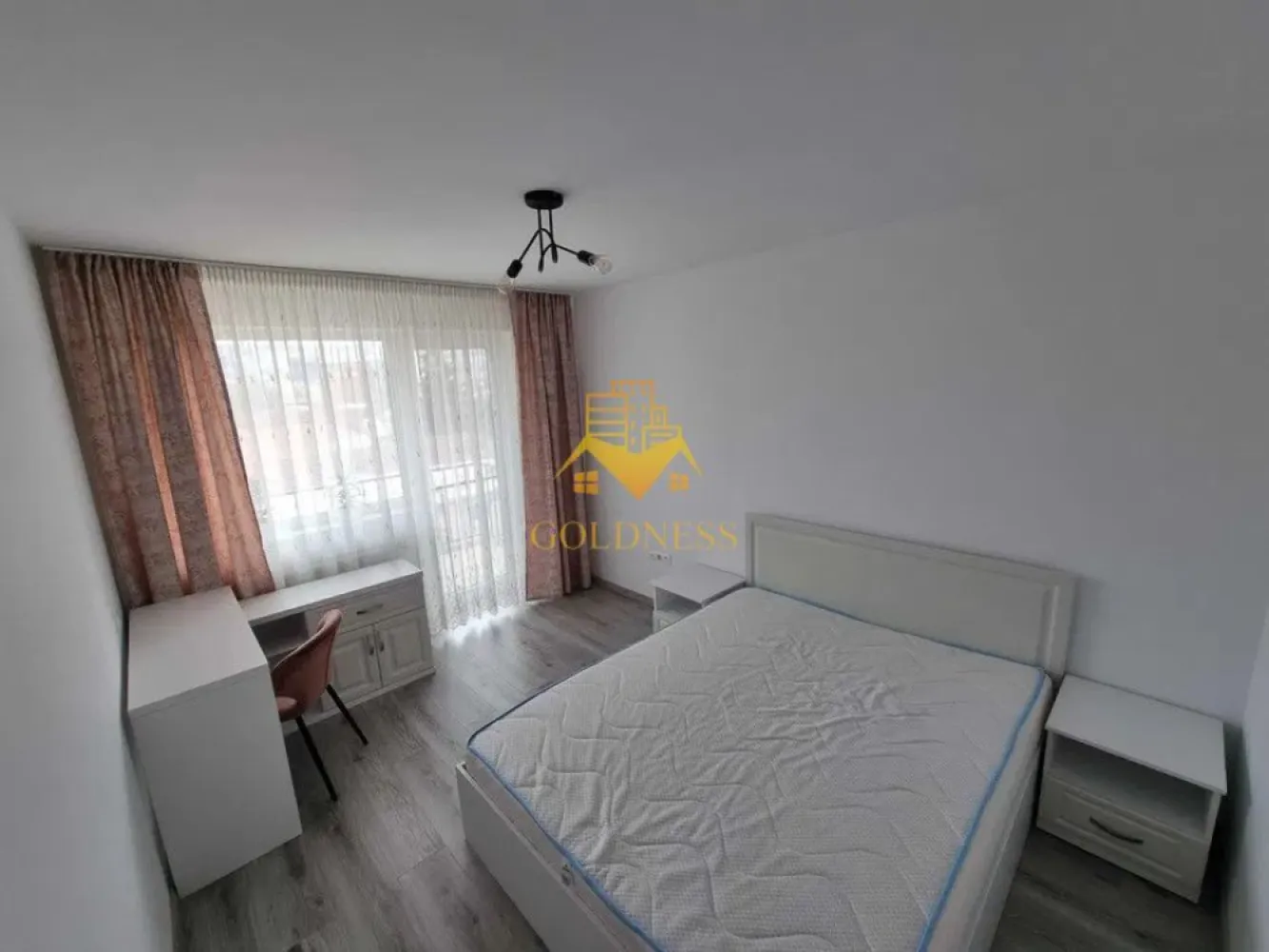 3 camere, 2 bai, modern, parcare subterana, Dambul Rotund zona LIDL - GOLDNESS Imobiliare vă propune spre închiriere un apartament cu 3 camere open space complet mobilat și utilat, la etajul 2 într-un imobil de 6 etaje, în cartierul Dambul Rotund. 
Dispune de loc de parcare subterana!
Apartamentul este compartimentat astfel:
 - dormitor cu pat matrimonial, dressing, noptiere
 - dormitor cu canapea extensibila, spatiu pentru depozitare
 - living cu bucatarie open-space complet utilată, canapea extensibla, loc de servit masa 
 - baie cu vana, calorifer port prosop inox și dulap pentru depozitare.
 - baie de serviciu
 - terasa de 6 mp.
- dressing
Imobilul este dotat cu toate cele necesare- centrală proprie, mașină de spălat haine, frigider, plită electrică, hotă, TV, etc. 
Se află în apropierea stațiilor de transport în comun, magazine, restaurante, spații verzi, farmacii, etc. 

Dacă sunteți interesați de acest apartament și doriți să îl vizionați, dar și pentru alte oferte sau detalii nu ezitați să ne contactați telefonic sau prin e-mail - goldnessimobiliare@gmail.com. Vă stăm la dispoziție!

Pentru intermediere se percepe un comision de 50% din prețul chiriei!
