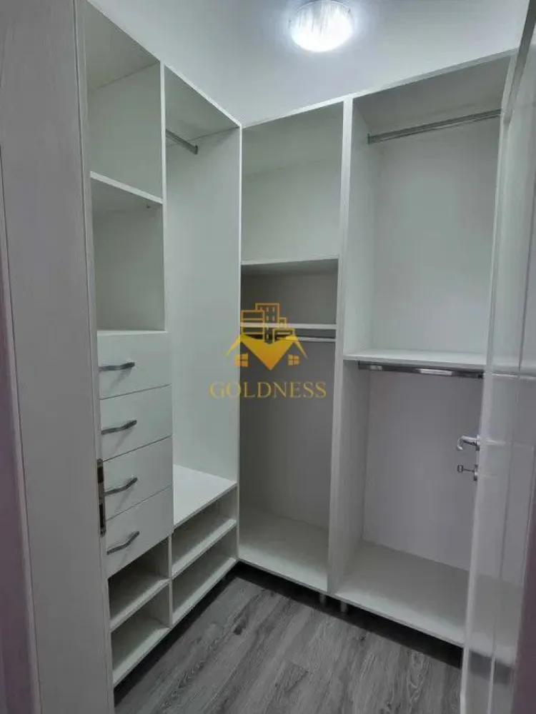 3 camere, 2 bai, modern, parcare subterana, Dambul Rotund zona LIDL - GOLDNESS Imobiliare vă propune spre închiriere un apartament cu 3 camere open space complet mobilat și utilat, la etajul 2 într-un imobil de 6 etaje, în cartierul Dambul Rotund. 
Dispune de loc de parcare subterana!
Apartamentul este compartimentat astfel:
 - dormitor cu pat matrimonial, dressing, noptiere
 - dormitor cu canapea extensibila, spatiu pentru depozitare
 - living cu bucatarie open-space complet utilată, canapea extensibla, loc de servit masa 
 - baie cu vana, calorifer port prosop inox și dulap pentru depozitare.
 - baie de serviciu
 - terasa de 6 mp.
- dressing
Imobilul este dotat cu toate cele necesare- centrală proprie, mașină de spălat haine, frigider, plită electrică, hotă, TV, etc. 
Se află în apropierea stațiilor de transport în comun, magazine, restaurante, spații verzi, farmacii, etc. 

Dacă sunteți interesați de acest apartament și doriți să îl vizionați, dar și pentru alte oferte sau detalii nu ezitați să ne contactați telefonic sau prin e-mail - goldnessimobiliare@gmail.com. Vă stăm la dispoziție!

Pentru intermediere se percepe un comision de 50% din prețul chiriei!