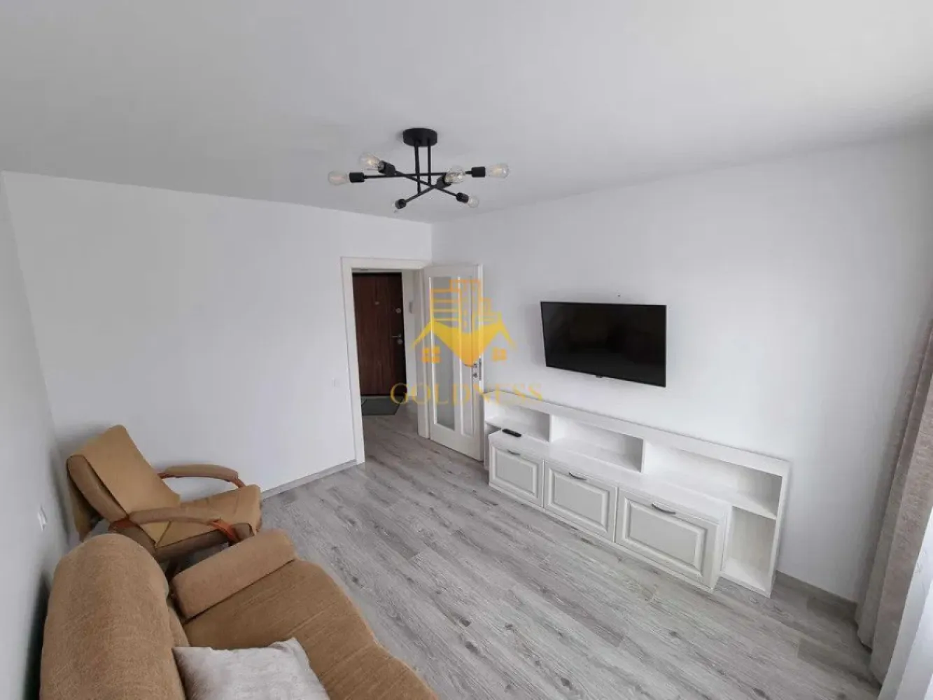 3 camere, 2 bai, modern, parcare subterana, Dambul Rotund zona LIDL - GOLDNESS Imobiliare vă propune spre închiriere un apartament cu 3 camere open space complet mobilat și utilat, la etajul 2 într-un imobil de 6 etaje, în cartierul Dambul Rotund. 
Dispune de loc de parcare subterana!
Apartamentul este compartimentat astfel:
 - dormitor cu pat matrimonial, dressing, noptiere
 - dormitor cu canapea extensibila, spatiu pentru depozitare
 - living cu bucatarie open-space complet utilată, canapea extensibla, loc de servit masa 
 - baie cu vana, calorifer port prosop inox și dulap pentru depozitare.
 - baie de serviciu
 - terasa de 6 mp.
- dressing
Imobilul este dotat cu toate cele necesare- centrală proprie, mașină de spălat haine, frigider, plită electrică, hotă, TV, etc. 
Se află în apropierea stațiilor de transport în comun, magazine, restaurante, spații verzi, farmacii, etc. 

Dacă sunteți interesați de acest apartament și doriți să îl vizionați, dar și pentru alte oferte sau detalii nu ezitați să ne contactați telefonic sau prin e-mail - goldnessimobiliare@gmail.com. Vă stăm la dispoziție!

Pentru intermediere se percepe un comision de 50% din prețul chiriei!