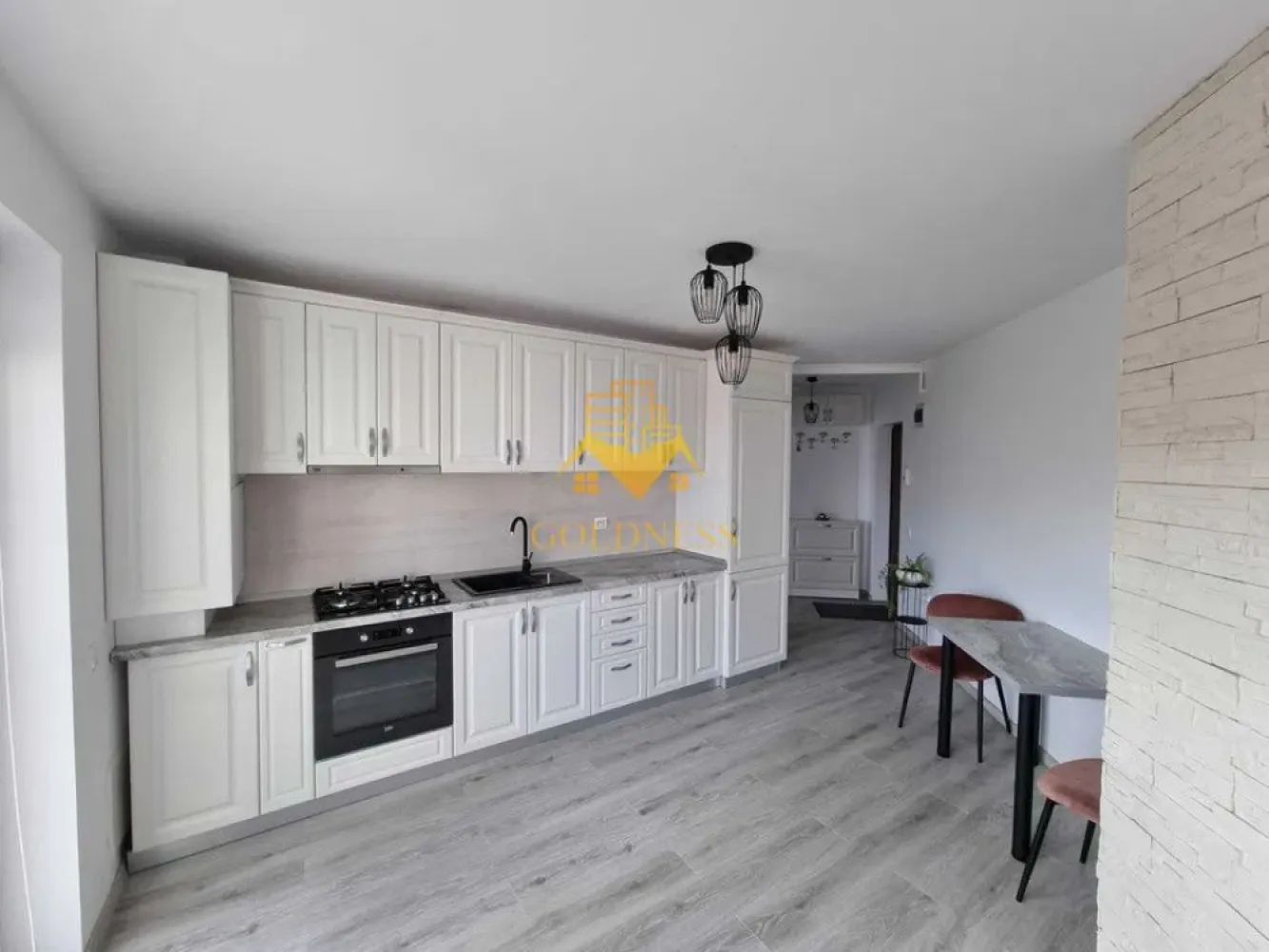 3 camere, 2 bai, modern, parcare subterana, Dambul Rotund zona LIDL - GOLDNESS Imobiliare vă propune spre închiriere un apartament cu 3 camere open space complet mobilat și utilat, la etajul 2 într-un imobil de 6 etaje, în cartierul Dambul Rotund. 
Dispune de loc de parcare subterana!
Apartamentul este compartimentat astfel:
 - dormitor cu pat matrimonial, dressing, noptiere
 - dormitor cu canapea extensibila, spatiu pentru depozitare
 - living cu bucatarie open-space complet utilată, canapea extensibla, loc de servit masa 
 - baie cu vana, calorifer port prosop inox și dulap pentru depozitare.
 - baie de serviciu
 - terasa de 6 mp.
- dressing
Imobilul este dotat cu toate cele necesare- centrală proprie, mașină de spălat haine, frigider, plită electrică, hotă, TV, etc. 
Se află în apropierea stațiilor de transport în comun, magazine, restaurante, spații verzi, farmacii, etc. 

Dacă sunteți interesați de acest apartament și doriți să îl vizionați, dar și pentru alte oferte sau detalii nu ezitați să ne contactați telefonic sau prin e-mail - goldnessimobiliare@gmail.com. Vă stăm la dispoziție!

Pentru intermediere se percepe un comision de 50% din prețul chiriei!