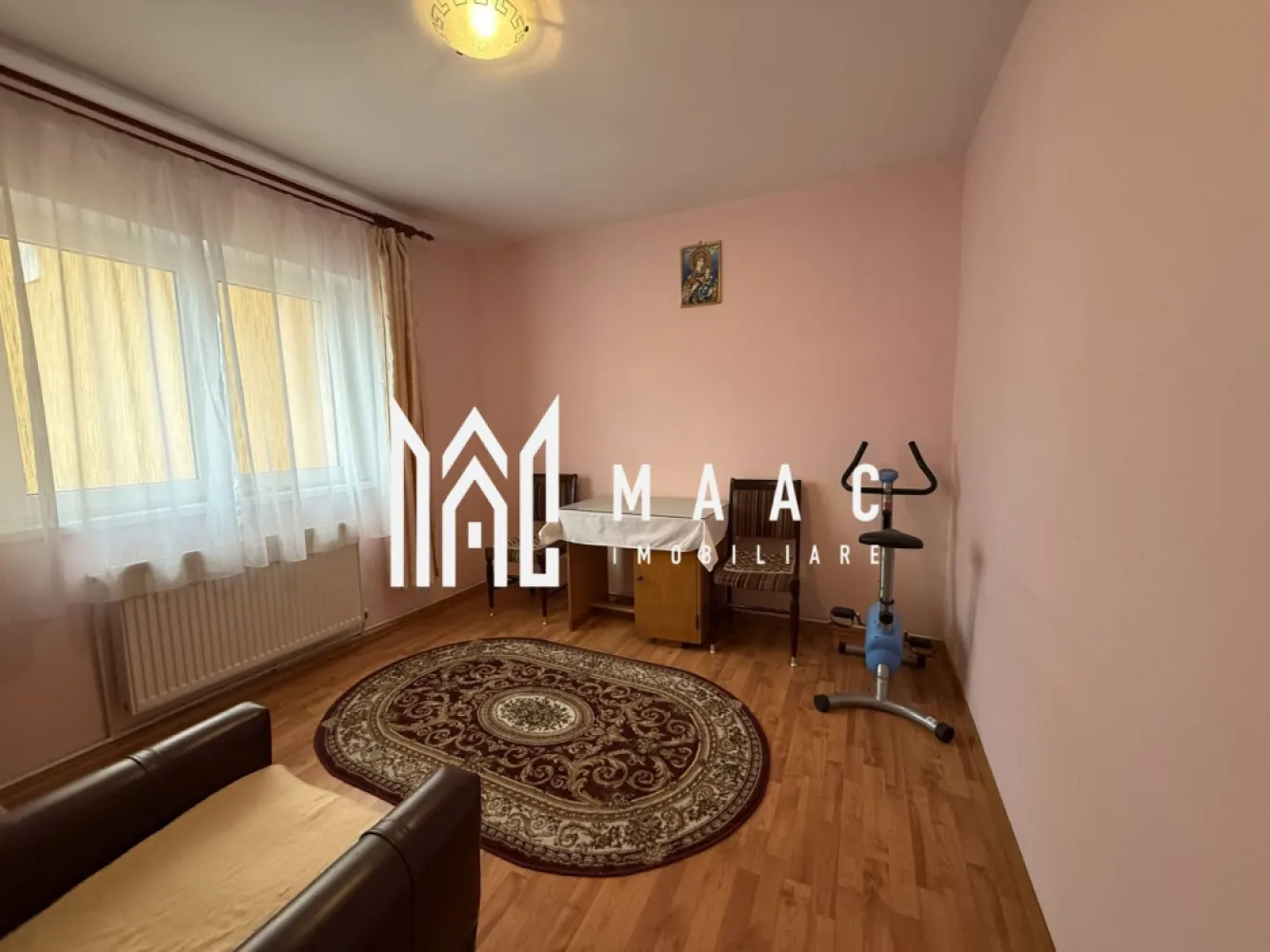 Apartament 3 camere | Balcon | Pivnita | Vasile Aaron - MAAC Imobiliare va prezinta un apartament cu 3 camere în zona Vasile Aaron. Suprafață și compartimentare: Apartament decomandat, cu o suprafață utilă de 60 mp Două dormitoare, living, bucătărie separată și cămară pentru depozitare, baie cu cadă și geam de aerisire. Dotări și beneficii: Centrală termică proprie și calorifere Geamuri termopan Pivniță de 5 mp. Localizare și facilități: Situat la etajul 4 din 5, într-un bloc liniștit Acces rapid la magazine, supermarketuri, școli și grădinițe Aproape de stații de autobuz. Pentru mai multe detalii precizati telefonic ca ati vazut anuntul cu ID : CP2460988 }}