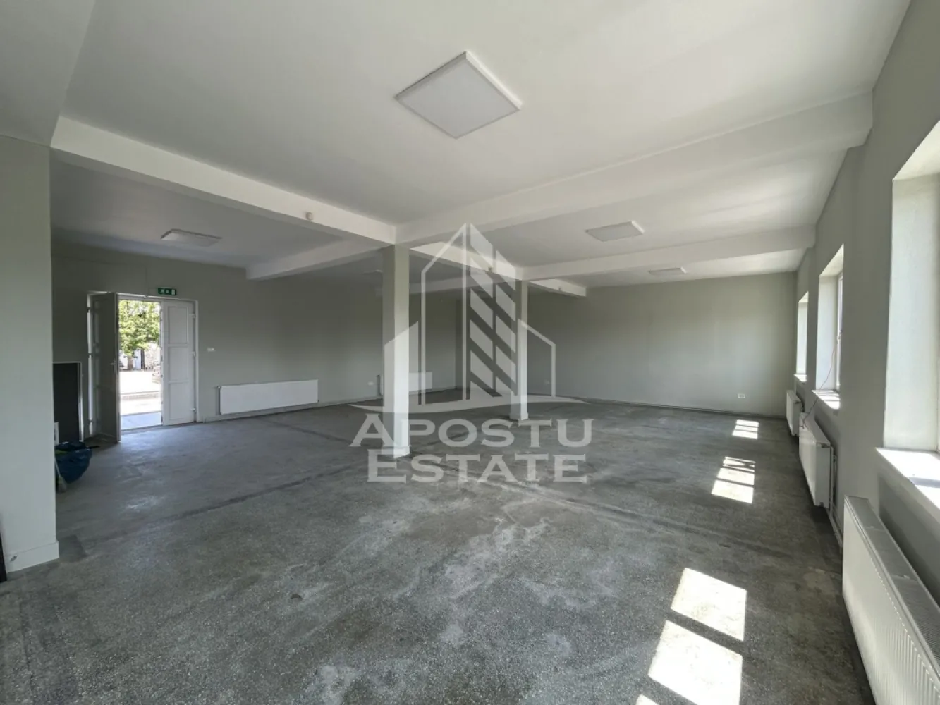 Cladire birouri si depozitare P+1E, Giarmata Timis - Agentia imobiliara Apostu Estate va propune spre inchiriere o cladire pretabila pentru birouri sau pentru activitati comerciale situata in Giarmata, chiar pe centura de legatura dintre A1 si Dumbravita..

Cladirea se desfasoara pe o suprafata utila de 350 mp pe doua niveluri dupa cum urmeaza:
La Parter avem 2 puncte de acces, o incapere de suprafata mare, birou si grup sanitar.
La etaj sunt 3 incaperi din care una de suprafata mare si grup sanitar dublu.
Cladirea a fost renovata complet in anul 2026 si dispune de locuri de parcare in curte.
Confortul termic se realizeaza prin centrala proprie, iar incalzirea se realizeaza prin calorifere.
Extra se poate inchiria platforma betonata de aproximativ 650 mp la strada.

Pentru mai multe informatii si vizionarea proprietatii va stam la dispozitie.
CP3217962