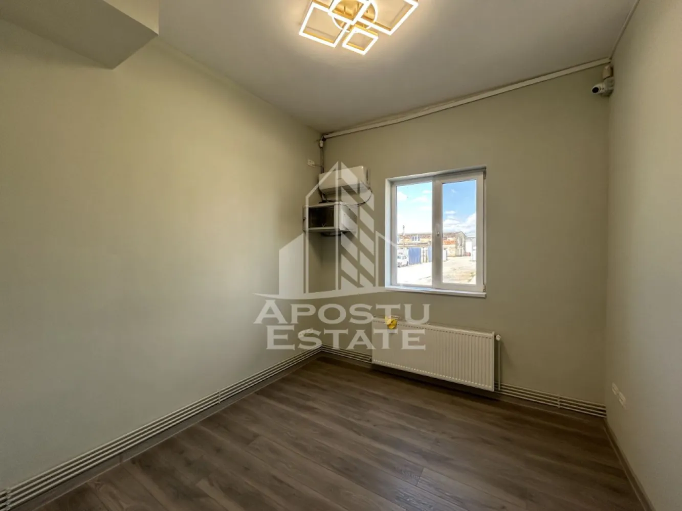 Cladire birouri si depozitare P+1E, Giarmata Timis - Agentia imobiliara Apostu Estate va propune spre inchiriere o cladire pretabila pentru birouri sau pentru activitati comerciale situata in Giarmata, chiar pe centura de legatura dintre A1 si Dumbravita..

Cladirea se desfasoara pe o suprafata utila de 350 mp pe doua niveluri dupa cum urmeaza:
La Parter avem 2 puncte de acces, o incapere de suprafata mare, birou si grup sanitar.
La etaj sunt 3 incaperi din care una de suprafata mare si grup sanitar dublu.
Cladirea a fost renovata complet in anul 2026 si dispune de locuri de parcare in curte.
Confortul termic se realizeaza prin centrala proprie, iar incalzirea se realizeaza prin calorifere.
Extra se poate inchiria platforma betonata de aproximativ 650 mp la strada.

Pentru mai multe informatii si vizionarea proprietatii va stam la dispozitie.
CP3217962