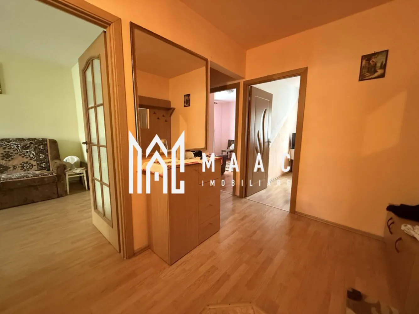 Apartament 3 camere | Balcon | Pivnita | Vasile Aaron - MAAC Imobiliare va prezinta un apartament cu 3 camere în zona Vasile Aaron. Suprafață și compartimentare: Apartament decomandat, cu o suprafață utilă de 60 mp Două dormitoare, living, bucătărie separată și cămară pentru depozitare, baie cu cadă și geam de aerisire. Dotări și beneficii: Centrală termică proprie și calorifere Geamuri termopan Pivniță de 5 mp. Localizare și facilități: Situat la etajul 4 din 5, într-un bloc liniștit Acces rapid la magazine, supermarketuri, școli și grădinițe Aproape de stații de autobuz. Pentru mai multe detalii precizati telefonic ca ati vazut anuntul cu ID : CP2460988 }}