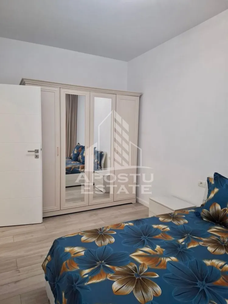 Apartament 2 camere de inchiriat, Giroc, Timisoara - Agentia imobiliara APOSTU ESTATE va propune spre inchiriere un apartament cu 2 camere, spatios si luminos, situat in zona Giroc, o zona linistita si bine pozitionata din Timisoara, potrivit pentru cupluri,familii, sau studenti care isi doresc o locuinta unde sa se simta confortabil si cu acces facil catre statii de autobuz, supermarketuri , magazine de zona, parcuri.

Suprafata utila: 52 mp
Compartimentare eficienta:
-Hol de acces generos
-Bucatarie complet mobilata si utilata, cu loc de luat masa
-Living luminos si spatios
-Dormitor mobilat si utilat
-Baie prevazuta cu cada
-Apartamentul este la prima inchiriere,totul fiind nou

Confort si facilitati:
-Incalzirea apartamentului: centrala proprie
-Incalzire prin pardoseala
-Apartamentul este complet mobilat si utilat
-Se accepta animale de companie de catre proprietar, dar cu anumite conditii

Localizare:
-Timis,Timisoara, zona Giroc – acces facil spre magazine, supermarketuri, scoli, parcuri si mijloace de transport in comun.

Ideal pentru:
-Familii
-Cupluri
-Studenti

Disponibilitate: imediata
Pret chirie lunara: 500
Programeaza o vizionare pentru a-ti putea imagina viitorul aici!
ID intern: CP3218081