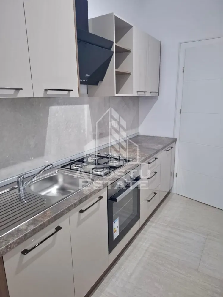 Apartament 2 camere de inchiriat, Giroc, Timisoara - Agentia imobiliara APOSTU ESTATE va propune spre inchiriere un apartament cu 2 camere, spatios si luminos, situat in zona Giroc, o zona linistita si bine pozitionata din Timisoara, potrivit pentru cupluri,familii, sau studenti care isi doresc o locuinta unde sa se simta confortabil si cu acces facil catre statii de autobuz, supermarketuri , magazine de zona, parcuri.

Suprafata utila: 52 mp
Compartimentare eficienta:
-Hol de acces generos
-Bucatarie complet mobilata si utilata, cu loc de luat masa
-Living luminos si spatios
-Dormitor mobilat si utilat
-Baie prevazuta cu cada
-Apartamentul este la prima inchiriere,totul fiind nou

Confort si facilitati:
-Incalzirea apartamentului: centrala proprie
-Incalzire prin pardoseala
-Apartamentul este complet mobilat si utilat
-Se accepta animale de companie de catre proprietar, dar cu anumite conditii

Localizare:
-Timis,Timisoara, zona Giroc – acces facil spre magazine, supermarketuri, scoli, parcuri si mijloace de transport in comun.

Ideal pentru:
-Familii
-Cupluri
-Studenti

Disponibilitate: imediata
Pret chirie lunara: 500
Programeaza o vizionare pentru a-ti putea imagina viitorul aici!
ID intern: CP3218081