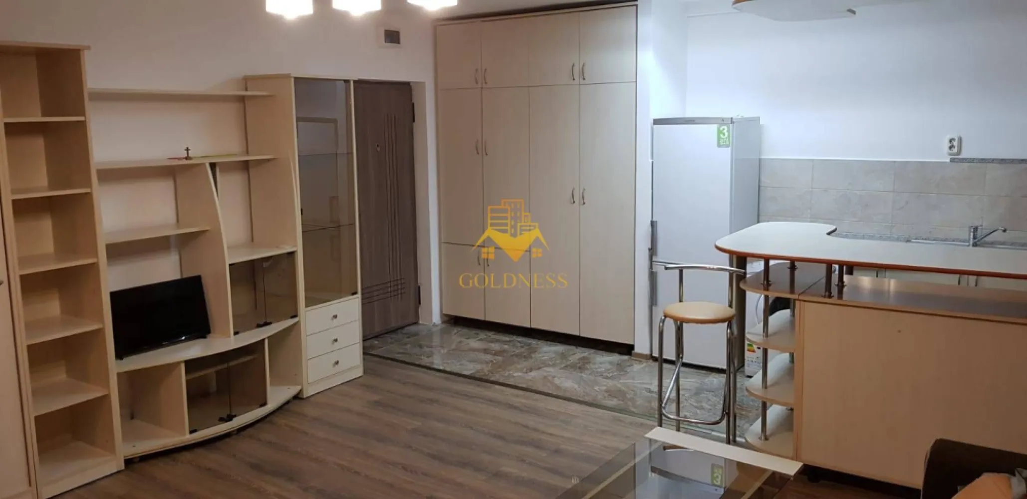 1 camera, Gheorgheni, Constantin Brancusi, Zona Alverna - GOLDNESS Imobiliare vă propune spre închiriere un apartament cu 1 camera complet mobilat și utilat, la etajul 2 într-un imobil de 4 etaje, în Cartierul Gheorgheni.
Posibilitate de parcare in zona la liber.
Se află în apropierea stațiilor de transport în comun, magazine, restaurante, spații verzi, farmacii, etc. 

Apartamentul este compartimentat astfel:
 - dormitor cu pat matrimonial, dressing, noptiere
 - mini-living cu bucatarie open space complet utilată și mobilată, canapea extensibilă, loc de servit masa 
 - baie cu cada, calorifer port prosop și dulap pentru depozitare.

Imobilul este dotat cu toate cele necesare- centrală proprie, frigider, aragaz, hotă, mașină de spălat haine, etc. 

Dacă sunteți interesați de acest apartament și doriți să îl vizionați, dar și pentru alte oferte nu ezitați să ne contactați telefonic sau prin e-mail. Vă stăm la dispoziție!

Pentru intermediere se percepe un comision de 50% din prețul chiriei!