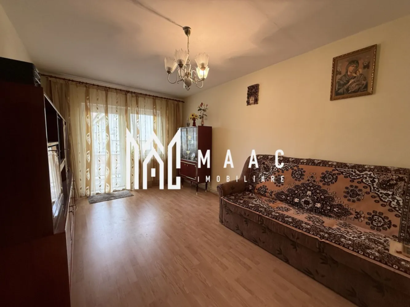 Apartament 3 camere | Balcon | Pivnita | Vasile Aaron - MAAC Imobiliare va prezinta un apartament cu 3 camere în zona Vasile Aaron. Suprafață și compartimentare: Apartament decomandat, cu o suprafață utilă de 60 mp Două dormitoare, living, bucătărie separată și cămară pentru depozitare, baie cu cadă și geam de aerisire. Dotări și beneficii: Centrală termică proprie și calorifere Geamuri termopan Pivniță de 5 mp. Localizare și facilități: Situat la etajul 4 din 5, într-un bloc liniștit Acces rapid la magazine, supermarketuri, școli și grădinițe Aproape de stații de autobuz. Pentru mai multe detalii precizati telefonic ca ati vazut anuntul cu ID : CP2460988 }}