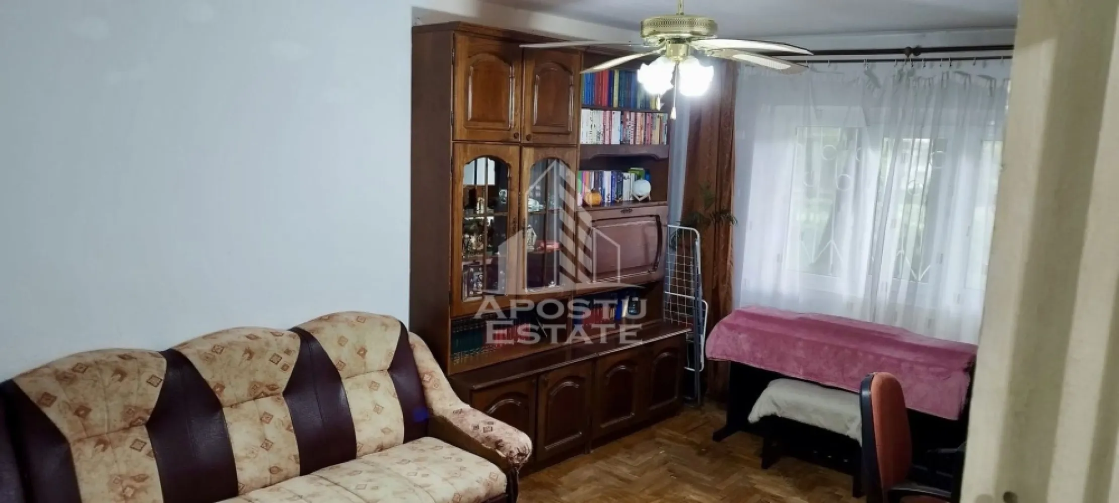 Apartament 3 camere de vanzare, zona Lipovei, Timisoara - Agentia imobiliara APOSTU ESTATE va propune spre vanzare un apartament cu 3 camere, decomandat, parter inalt/4, situat in zona Lipovei din Timisoara, judetul Timis.
Apartamentul este amplasat la parterul inalt al unui imobil construit in 1985 si are o suprafata utila aproximativa de 54 mp.
Confortul termic se realizeaza la reţeaua orasului Colterm cu sistem de incalzire prin calorifere, exista posibilitatea montarii centralei proprii pe gaz deoarece avem teava de gaz in bloc.
Compartimentare:
- hol acces spatios
- bucatarie inchisa
-living
-dormitor
-camera 
- baie cu cada
Proprietatea se vinde cum se vede in imagini si este o varianta ideala pentru familii, cuplu, investitie.
Vecinatati: Scoala generala nr.7 la 13 min de mers pe jos, mijloace de transport in comun,magazine,banci,farmacii la 3 min de mers pe jos, Pepco, Gym One 6 la 8 min de mers pe jos, Iulius Mall la 6 min cu masina, Piata Unirii la 10 min cu masina.
Agentia imobiliara Apostu Estate va ofera consultanta bancara gratuita prin intermediul colaboratorilor nostri pentru alegerea celui mai potrivit tip de credit, astfel incat tu sa devi noul proprietar al acestui apartament.
Va asteptam cu drag la o vizionare!
Id Intern: CP3217821