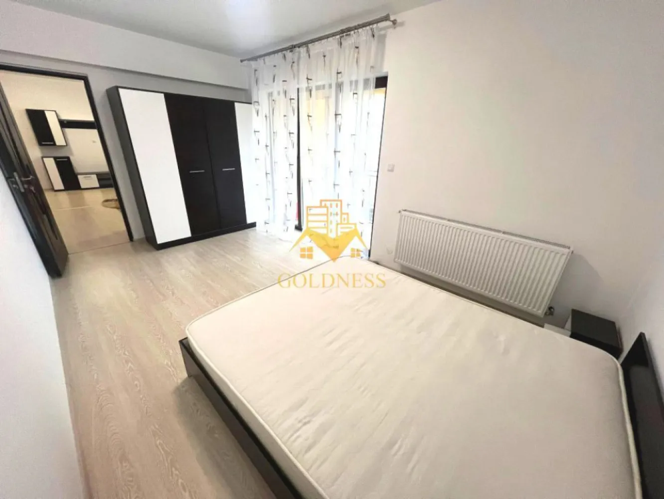 2 camere open-space, Parcare, Cartier Manastur, Zona Campului - GOLDNESS Imobiliare vă propune spre închiriere un apartament cu 2 camere complet mobilat și utilat, la etajul 1 într-un imobil de 2 etaje, în Cartierul Manastur, Zona Campului, Str. Aleea Porumbelelor.
Dispune de loc de parcare in curte!
Se află în apropierea stațiilor de transport în comun, magazine, restaurante, spații verzi, farmacii, etc. 

Apartamentul este compartimentat astfel:
 - dormitor cu pat matrimonial, dressing, noptiere
 - living cu bucatarie open space complet utilată, canapea extensibilă, loc de servit masa 
 - baie cu vana, calorifer port prosop și dulap pentru depozitare.
 - terasa de 8 mp.

Imobilul este dotat cu toate cele necesare- centrală proprie, mașină de spălat haine, frigider, aragaz, hotă, etc. 

Dacă sunteți interesați de acest apartament și doriți să îl vizionați, dar și pentru alte oferte nu ezitați să ne contactați telefonic sau prin e-mail. Vă stăm la dispoziție!

Pentru intermediere se percepe un comision de 50% din prețul chiriei!