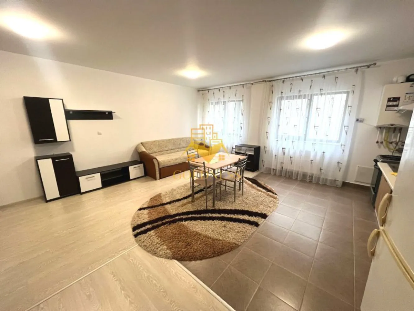 2 camere open-space, Parcare, Cartier Manastur, Zona Campului - GOLDNESS Imobiliare vă propune spre închiriere un apartament cu 2 camere complet mobilat și utilat, la etajul 1 într-un imobil de 2 etaje, în Cartierul Manastur, Zona Campului, Str. Aleea Porumbelelor.
Dispune de loc de parcare in curte!
Se află în apropierea stațiilor de transport în comun, magazine, restaurante, spații verzi, farmacii, etc. 

Apartamentul este compartimentat astfel:
 - dormitor cu pat matrimonial, dressing, noptiere
 - living cu bucatarie open space complet utilată, canapea extensibilă, loc de servit masa 
 - baie cu vana, calorifer port prosop și dulap pentru depozitare.
 - terasa de 8 mp.

Imobilul este dotat cu toate cele necesare- centrală proprie, mașină de spălat haine, frigider, aragaz, hotă, etc. 

Dacă sunteți interesați de acest apartament și doriți să îl vizionați, dar și pentru alte oferte nu ezitați să ne contactați telefonic sau prin e-mail. Vă stăm la dispoziție!

Pentru intermediere se percepe un comision de 50% din prețul chiriei!