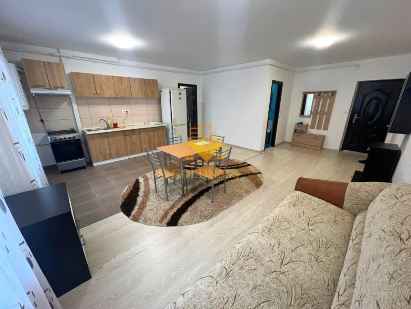 2 camere open-space, Parcare, Cartier Manastur, Zona Campului - GOLDNESS Imobiliare vă propune spre închiriere un apartament cu 2 camere complet mobilat și utilat, la etajul 1 într-un imobil de 2 etaje, în Cartierul Manastur, Zona Campului, Str. Aleea Porumbelelor.
Dispune de loc de parcare in curte!
Se află în apropierea stațiilor de transport în comun, magazine, restaurante, spații verzi, farmacii, etc. 

Apartamentul este compartimentat astfel:
 - dormitor cu pat matrimonial, dressing, noptiere
 - living cu bucatarie open space complet utilată, canapea extensibilă, loc de servit masa 
 - baie cu vana, calorifer port prosop și dulap pentru depozitare.
 - terasa de 8 mp.

Imobilul este dotat cu toate cele necesare- centrală proprie, mașină de spălat haine, frigider, aragaz, hotă, etc. 

Dacă sunteți interesați de acest apartament și doriți să îl vizionați, dar și pentru alte oferte nu ezitați să ne contactați telefonic sau prin e-mail. Vă stăm la dispoziție!

Pentru intermediere se percepe un comision de 50% din prețul chiriei!