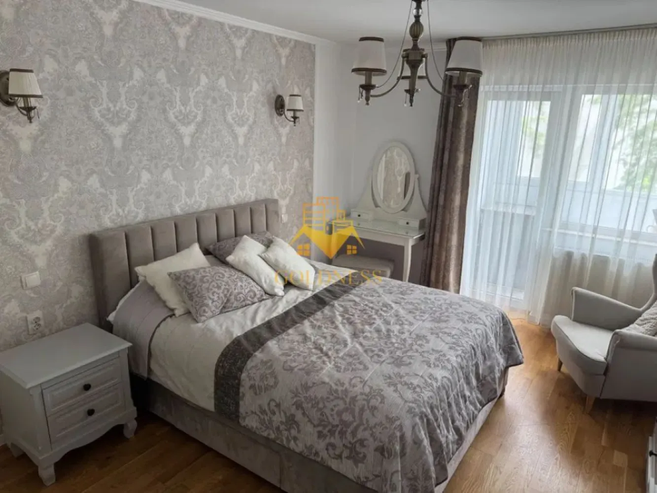 3 camere, modern, Manastur str. Parang Zona Baza Sportiva, MC Donald's - GOLDNESS Imobiliare vă propune spre închiriere un apartament cu 3 camere complet mobilat și utilat, la etajul 1 într-un imobil de 10 etaje, în Cartierul Manastur.
Posibilitate de parcare in zona!
In pretul de 750e este inclus abonamentula TV si intermet si abonament pentru paza
Se află în apropierea stațiilor de transport în comun, magazine, restaurante, spații verzi, farmacii, etc. 

Apartamentul este compartimentat astfel:
 - dormitor cu pat matrimonial, dressing, noptiere
 - al 2 lea dormitor se renoveaza 
 - living cu canapea extensibila, spatiu pentru depozitare, loc de luat masa
 - bucatarie complet mobilata, utilata
 - baie cu cabina de dus, calorifer port prosop și dulap pentru depozitare.
 - 2 balcoane

Imobilul este dotat cu toate cele necesare- centrală proprie, frigider, aragaz, hotă, mașină de spălat haine, etc. 

Dacă sunteți interesați de acest apartament și doriți să îl vizionați, dar și pentru alte oferte nu ezitați să ne contactați telefonic sau prin e-mail. Vă stăm la dispoziție!

Pentru intermediere se percepe un comision de 50% din prețul chiriei!