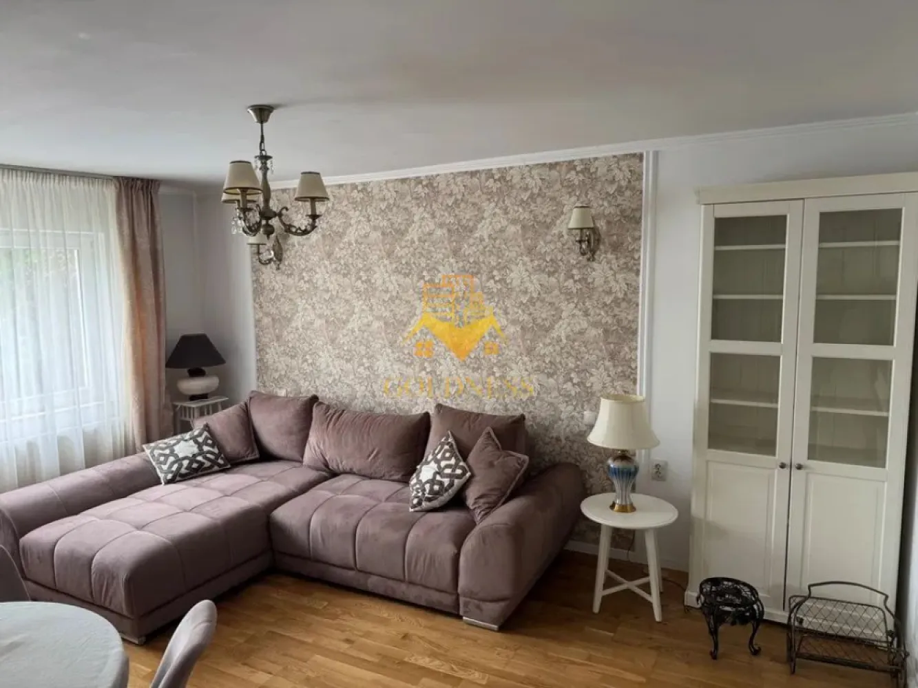 3 camere, modern, Manastur str. Parang Zona Baza Sportiva, MC Donald's - GOLDNESS Imobiliare vă propune spre închiriere un apartament cu 3 camere complet mobilat și utilat, la etajul 1 într-un imobil de 10 etaje, în Cartierul Manastur.
Posibilitate de parcare in zona!
In pretul de 750e este inclus abonamentula TV si intermet si abonament pentru paza
Se află în apropierea stațiilor de transport în comun, magazine, restaurante, spații verzi, farmacii, etc. 

Apartamentul este compartimentat astfel:
 - dormitor cu pat matrimonial, dressing, noptiere
 - al 2 lea dormitor se renoveaza 
 - living cu canapea extensibila, spatiu pentru depozitare, loc de luat masa
 - bucatarie complet mobilata, utilata
 - baie cu cabina de dus, calorifer port prosop și dulap pentru depozitare.
 - 2 balcoane

Imobilul este dotat cu toate cele necesare- centrală proprie, frigider, aragaz, hotă, mașină de spălat haine, etc. 

Dacă sunteți interesați de acest apartament și doriți să îl vizionați, dar și pentru alte oferte nu ezitați să ne contactați telefonic sau prin e-mail. Vă stăm la dispoziție!

Pentru intermediere se percepe un comision de 50% din prețul chiriei!