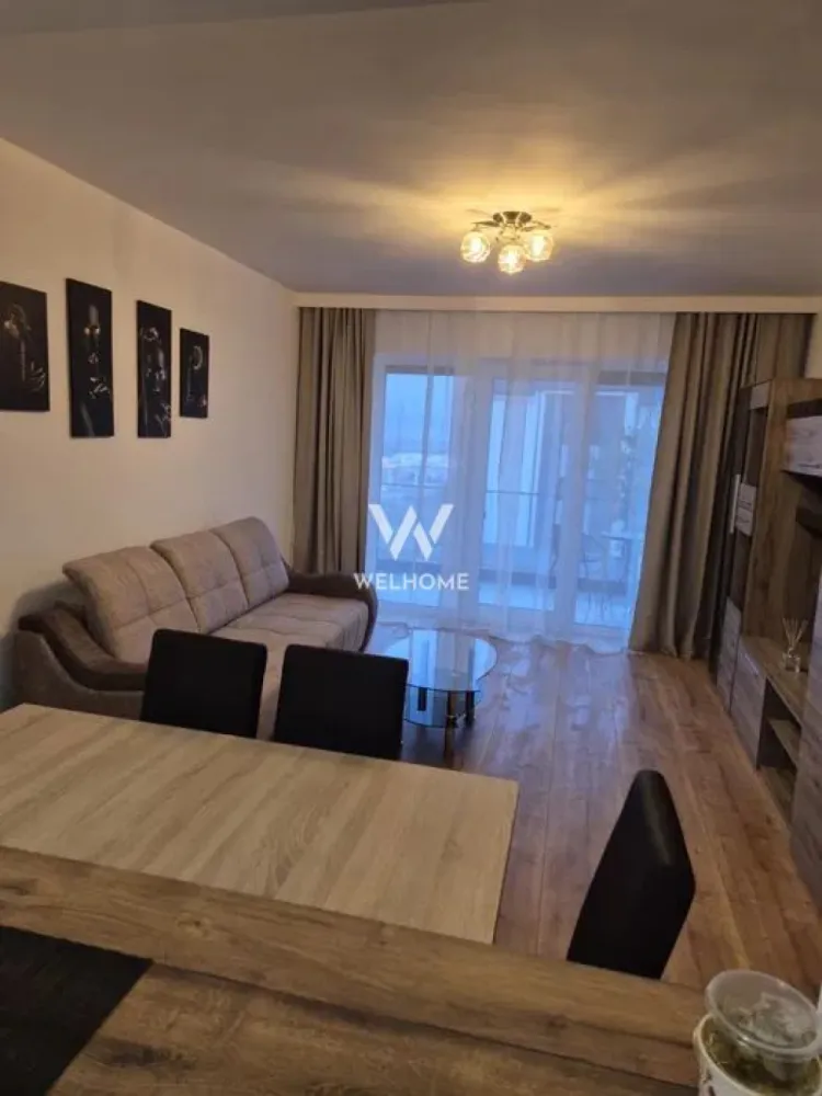 Apartament modern 2 camere – Cartier DaVinci - Se oferă spre închiriere apartament modern, complet mobilat și utilat, situat la etajul 1, în cartierul DaVinci – zona Aeroport, un cartier liniștit și foarte bine organizat. Apartamentul dispune de balcon și loc de parcare și este dotat cu electrocasnice și finisaje moderne, pentru un confort ridicat: • mașină de spălat rufe • uscător de haine • mașină de spălat vase • încălzire în pardoseală • perete de sticlă între bucătărie și living • jaluzele electrice Apartamentul este ideal pentru o persoană sau un cuplu care își dorește confort și liniște. Preț: 450 €/lună + 1 lună garanție Comision client: 50% din prima chirie Perioada minimă de închiriere: 1 an Disponibilitate: începând cu 01.04.2026 Mențiune: nu se acceptă animale de companie. Telefon: 0756 094 405 }}