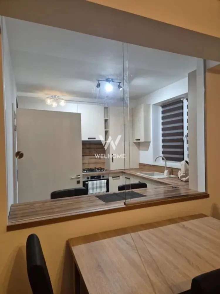 Apartament modern 2 camere – Cartier DaVinci - Se oferă spre închiriere apartament modern, complet mobilat și utilat, situat la etajul 1, în cartierul DaVinci – zona Aeroport, un cartier liniștit și foarte bine organizat. Apartamentul dispune de balcon și loc de parcare și este dotat cu electrocasnice și finisaje moderne, pentru un confort ridicat: • mașină de spălat rufe • uscător de haine • mașină de spălat vase • încălzire în pardoseală • perete de sticlă între bucătărie și living • jaluzele electrice Apartamentul este ideal pentru o persoană sau un cuplu care își dorește confort și liniște. Preț: 450 €/lună + 1 lună garanție Comision client: 50% din prima chirie Perioada minimă de închiriere: 1 an Disponibilitate: începând cu 01.04.2026 Mențiune: nu se acceptă animale de companie. Telefon: 0756 094 405 }}