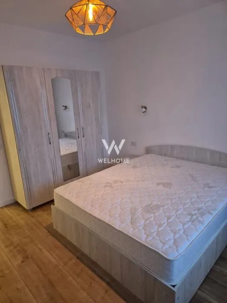 Apartament modern 2 camere – Cartier DaVinci - Se oferă spre închiriere apartament modern, complet mobilat și utilat, situat la etajul 1, în cartierul DaVinci – zona Aeroport, un cartier liniștit și foarte bine organizat. Apartamentul dispune de balcon și loc de parcare și este dotat cu electrocasnice și finisaje moderne, pentru un confort ridicat: • mașină de spălat rufe • uscător de haine • mașină de spălat vase • încălzire în pardoseală • perete de sticlă între bucătărie și living • jaluzele electrice Apartamentul este ideal pentru o persoană sau un cuplu care își dorește confort și liniște. Preț: 450 €/lună + 1 lună garanție Comision client: 50% din prima chirie Perioada minimă de închiriere: 1 an Disponibilitate: începând cu 01.04.2026 Mențiune: nu se acceptă animale de companie. Telefon: 0756 094 405 }}