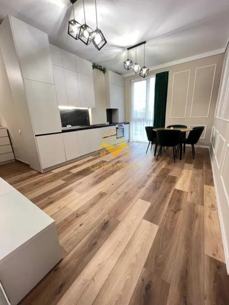 2 camere, Parcare subterana, Marasti, Fabricii, Campina, Clujana - GOLDNESS Imobiliare vă propune spre închiriere un apartament cu 2 camere open-space, complet mobilat și utilat, la etajul 1 într-un imobil de 6 etaje, în Cartierul Marasti, Zona Fabricii. Dispune de 2 locuri de parcare subterane! In apartament la zona de living s-a mai adaugat o canapea extensibila! Se află în apropierea stațiilor de transport în comun, magazine, restaurante, spații verzi, farmacii, etc. Apartamentul este compartimentat astfel: - dormitor cu pat matrimonial, dressing, noptiere - living cu bucatarie open space complet utilată și mobilată, canapea extensibilă, loc de servit masa - baie cu dus, dulap pentru depozitare, masina de spalat haine, wc, chiuveta Imobilul este dotat cu toate cele necesare- centrală proprie, frigider, aragaz, hotă, mașină de spălat haine, etc. Dacă sunteți interesați de acest apartament și doriți să îl vizionați, dar și pentru alte oferte nu ezitați să ne contactați telefonic sau prin e-mail. Vă stăm la dispoziție! Pentru intermediere se percepe un comision de 50% din prețul chiriei! }}