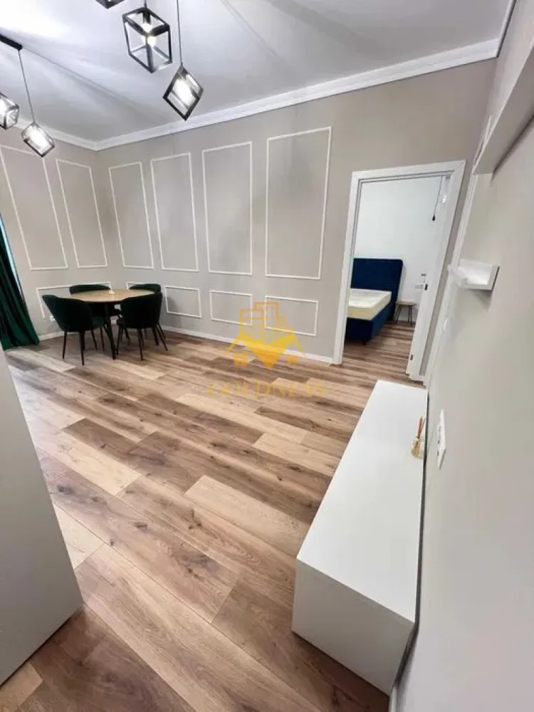 2 camere, Parcare subterana, Marasti, Fabricii, Campina, Clujana - GOLDNESS Imobiliare vă propune spre închiriere un apartament cu 2 camere open-space, complet mobilat și utilat, la etajul 1 într-un imobil de 6 etaje, în Cartierul Marasti, Zona Fabricii. Dispune de 2 locuri de parcare subterane! In apartament la zona de living s-a mai adaugat o canapea extensibila! Se află în apropierea stațiilor de transport în comun, magazine, restaurante, spații verzi, farmacii, etc. Apartamentul este compartimentat astfel: - dormitor cu pat matrimonial, dressing, noptiere - living cu bucatarie open space complet utilată și mobilată, canapea extensibilă, loc de servit masa - baie cu dus, dulap pentru depozitare, masina de spalat haine, wc, chiuveta Imobilul este dotat cu toate cele necesare- centrală proprie, frigider, aragaz, hotă, mașină de spălat haine, etc. Dacă sunteți interesați de acest apartament și doriți să îl vizionați, dar și pentru alte oferte nu ezitați să ne contactați telefonic sau prin e-mail. Vă stăm la dispoziție! Pentru intermediere se percepe un comision de 50% din prețul chiriei! }}