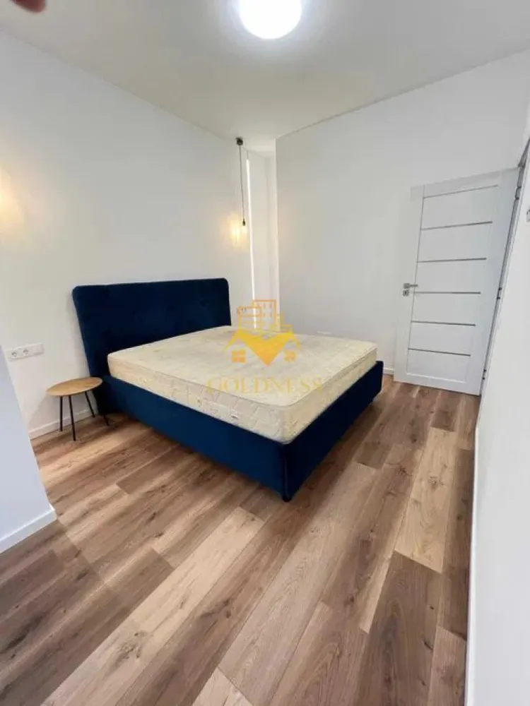 2 camere, Parcare subterana, Marasti, Fabricii, Campina, Clujana - GOLDNESS Imobiliare vă propune spre închiriere un apartament cu 2 camere open-space, complet mobilat și utilat, la etajul 1 într-un imobil de 6 etaje, în Cartierul Marasti, Zona Fabricii. Dispune de 2 locuri de parcare subterane! In apartament la zona de living s-a mai adaugat o canapea extensibila! Se află în apropierea stațiilor de transport în comun, magazine, restaurante, spații verzi, farmacii, etc. Apartamentul este compartimentat astfel: - dormitor cu pat matrimonial, dressing, noptiere - living cu bucatarie open space complet utilată și mobilată, canapea extensibilă, loc de servit masa - baie cu dus, dulap pentru depozitare, masina de spalat haine, wc, chiuveta Imobilul este dotat cu toate cele necesare- centrală proprie, frigider, aragaz, hotă, mașină de spălat haine, etc. Dacă sunteți interesați de acest apartament și doriți să îl vizionați, dar și pentru alte oferte nu ezitați să ne contactați telefonic sau prin e-mail. Vă stăm la dispoziție! Pentru intermediere se percepe un comision de 50% din prețul chiriei! }}