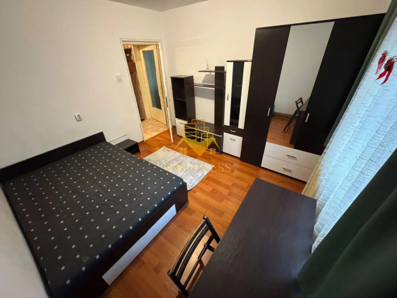 3 camere, parcare, Semicentral, Horea – Zona Facultății de Litere - GOLDNESS Imobiliare vă propune spre închiriere un apartament cu 3 camere, complet mobilat și utilat, situat la etajul 1 al unui imobil cu 4 etaje, în zona Semicentrală. Apartamentul beneficiază de loc de parcare inclus în preț, situat în curtea interioară a blocului — un avantaj important pentru cei care dețin autoturism. 📍 Localizare excelentă Proprietatea se află în apropierea stațiilor de transport în comun, magazinelor, restaurantelor, spațiilor verzi, farmaciilor și altor puncte de interes, oferind acces rapid către centrul orașului. 🏠 Compartimentare: • dormitor cu pat, noptiere, spațiu pentru depozitare și birou • dormitor cu canapea extensibilă, spațiu pentru depozitare și birou • living cu canapea extensibilă, spațiu pentru depozitare și birou • bucătărie complet mobilată și utilată, cu loc de luat masa • baie cu cadă, calorifer port-prosop și dulap pentru depozitare 🔌 Dotări: Imobilul este echipat cu toate cele necesare pentru un confort sporit: centrală termică proprie, frigider, aragaz, hotă, mașină de spălat haine și mobilier complet. 📞 Vizionări și informații: Dacă sunteți interesați de acest apartament și doriți să îl vizionați, sau dacă sunteți în căutarea altor oferte, nu ezitați să ne contactați telefonic sau prin e-mail. Vă stăm cu drag la dispoziție! 💼 Comision: Pentru intermediere se percepe un comision de 50% din prețul chiriei. }}