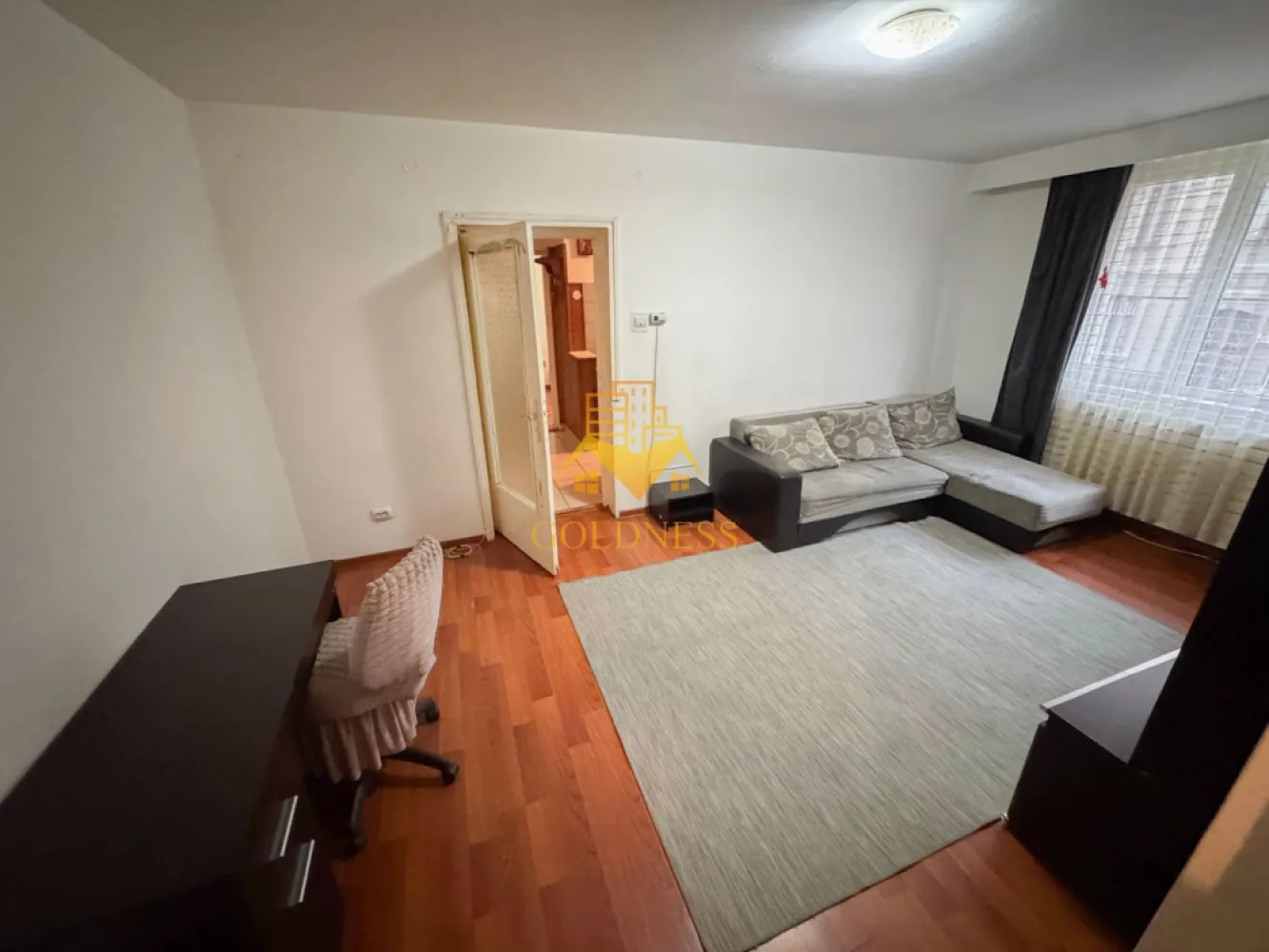 3 camere, parcare, Semicentral, Horea – Zona Facultății de Litere - GOLDNESS Imobiliare vă propune spre închiriere un apartament cu 3 camere, complet mobilat și utilat, situat la etajul 1 al unui imobil cu 4 etaje, în zona Semicentrală. Apartamentul beneficiază de loc de parcare inclus în preț, situat în curtea interioară a blocului — un avantaj important pentru cei care dețin autoturism. 📍 Localizare excelentă Proprietatea se află în apropierea stațiilor de transport în comun, magazinelor, restaurantelor, spațiilor verzi, farmaciilor și altor puncte de interes, oferind acces rapid către centrul orașului. 🏠 Compartimentare: • dormitor cu pat, noptiere, spațiu pentru depozitare și birou • dormitor cu canapea extensibilă, spațiu pentru depozitare și birou • living cu canapea extensibilă, spațiu pentru depozitare și birou • bucătărie complet mobilată și utilată, cu loc de luat masa • baie cu cadă, calorifer port-prosop și dulap pentru depozitare 🔌 Dotări: Imobilul este echipat cu toate cele necesare pentru un confort sporit: centrală termică proprie, frigider, aragaz, hotă, mașină de spălat haine și mobilier complet. 📞 Vizionări și informații: Dacă sunteți interesați de acest apartament și doriți să îl vizionați, sau dacă sunteți în căutarea altor oferte, nu ezitați să ne contactați telefonic sau prin e-mail. Vă stăm cu drag la dispoziție! 💼 Comision: Pentru intermediere se percepe un comision de 50% din prețul chiriei. }}