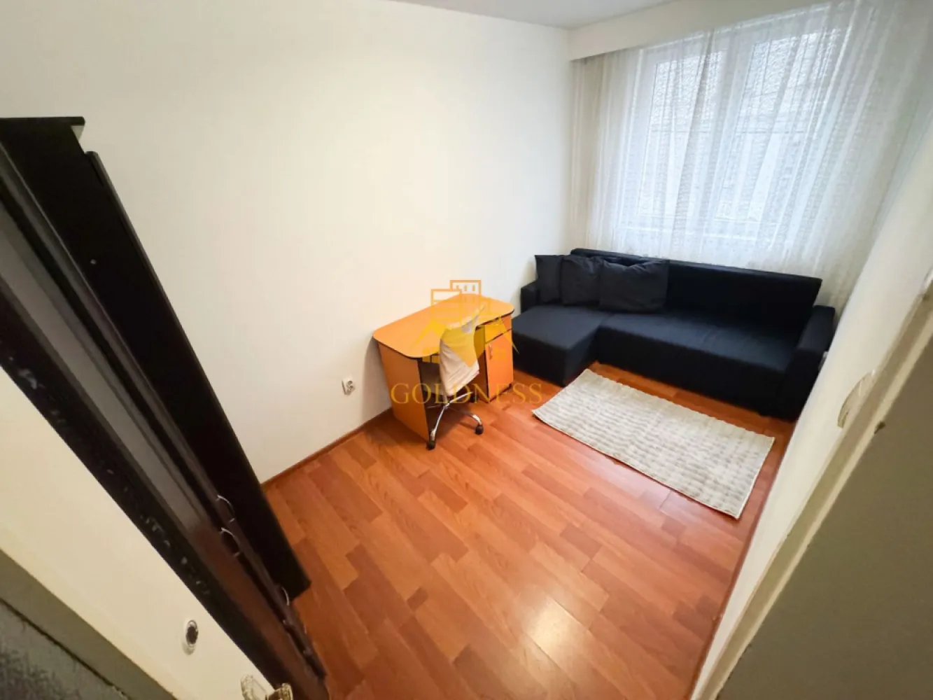 3 camere, parcare, Semicentral, Horea – Zona Facultății de Litere - GOLDNESS Imobiliare vă propune spre închiriere un apartament cu 3 camere, complet mobilat și utilat, situat la etajul 1 al unui imobil cu 4 etaje, în zona Semicentrală. Apartamentul beneficiază de loc de parcare inclus în preț, situat în curtea interioară a blocului — un avantaj important pentru cei care dețin autoturism. 📍 Localizare excelentă Proprietatea se află în apropierea stațiilor de transport în comun, magazinelor, restaurantelor, spațiilor verzi, farmaciilor și altor puncte de interes, oferind acces rapid către centrul orașului. 🏠 Compartimentare: • dormitor cu pat, noptiere, spațiu pentru depozitare și birou • dormitor cu canapea extensibilă, spațiu pentru depozitare și birou • living cu canapea extensibilă, spațiu pentru depozitare și birou • bucătărie complet mobilată și utilată, cu loc de luat masa • baie cu cadă, calorifer port-prosop și dulap pentru depozitare 🔌 Dotări: Imobilul este echipat cu toate cele necesare pentru un confort sporit: centrală termică proprie, frigider, aragaz, hotă, mașină de spălat haine și mobilier complet. 📞 Vizionări și informații: Dacă sunteți interesați de acest apartament și doriți să îl vizionați, sau dacă sunteți în căutarea altor oferte, nu ezitați să ne contactați telefonic sau prin e-mail. Vă stăm cu drag la dispoziție! 💼 Comision: Pentru intermediere se percepe un comision de 50% din prețul chiriei. }}