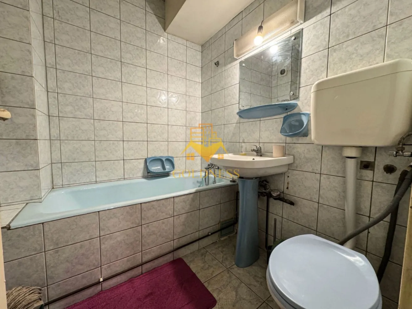 3 camere, parcare, Semicentral, Horea – Zona Facultății de Litere - GOLDNESS Imobiliare vă propune spre închiriere un apartament cu 3 camere, complet mobilat și utilat, situat la etajul 1 al unui imobil cu 4 etaje, în zona Semicentrală. Apartamentul beneficiază de loc de parcare inclus în preț, situat în curtea interioară a blocului — un avantaj important pentru cei care dețin autoturism. 📍 Localizare excelentă Proprietatea se află în apropierea stațiilor de transport în comun, magazinelor, restaurantelor, spațiilor verzi, farmaciilor și altor puncte de interes, oferind acces rapid către centrul orașului. 🏠 Compartimentare: • dormitor cu pat, noptiere, spațiu pentru depozitare și birou • dormitor cu canapea extensibilă, spațiu pentru depozitare și birou • living cu canapea extensibilă, spațiu pentru depozitare și birou • bucătărie complet mobilată și utilată, cu loc de luat masa • baie cu cadă, calorifer port-prosop și dulap pentru depozitare 🔌 Dotări: Imobilul este echipat cu toate cele necesare pentru un confort sporit: centrală termică proprie, frigider, aragaz, hotă, mașină de spălat haine și mobilier complet. 📞 Vizionări și informații: Dacă sunteți interesați de acest apartament și doriți să îl vizionați, sau dacă sunteți în căutarea altor oferte, nu ezitați să ne contactați telefonic sau prin e-mail. Vă stăm cu drag la dispoziție! 💼 Comision: Pentru intermediere se percepe un comision de 50% din prețul chiriei. }}