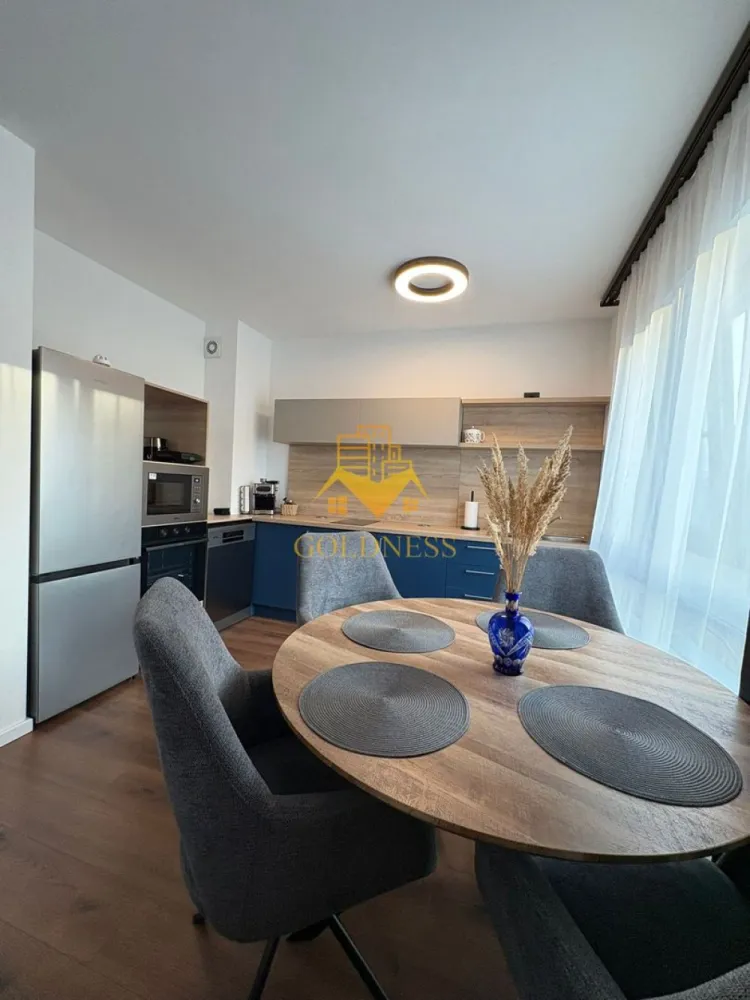 2 camere semidecomandate, Liberty Residential, Parcare, Iris - GOLDNESS Imobiliare vă propune spre închiriere un apartament cu 2 camere complet mobilat și utilat, la etajul 1 într-un imobil de 8 etaje, în Cartierul Iris. Dispune de loc de parcare subterana! Se află în apropierea stațiilor de transport în comun, magazine, restaurante, spații verzi, farmacii, etc. Apartamentul este compartimentat astfel: - dormitor cu pat matrimonial, noptiere - living cu canapea extensibila, comoda - bucatarie complet utilată și mobilată, loc de servit masa - baie cu cabina de dus, calorifer port prosop și dulap pentru depozitare. - balcon de 5 mp. Imobilul este dotat cu toate cele necesare- centrală proprie, frigider, aragaz, hotă, mașină de spălat haine, etc. Dacă sunteți interesați de acest apartament și doriți să îl vizionați, dar și pentru alte oferte nu ezitați să ne contactați telefonic sau prin e-mail. Vă stăm la dispoziție! Pentru intermediere se percepe un comision de 50% din prețul chiriei! }}