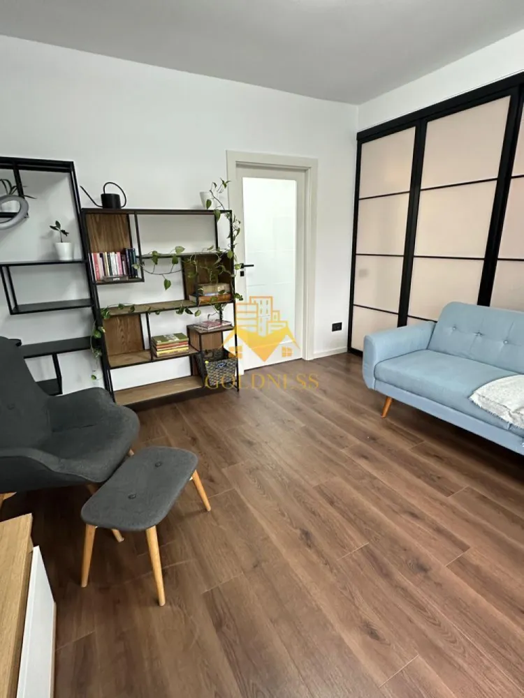 2 camere semidecomandate, Liberty Residential, Parcare, Iris - GOLDNESS Imobiliare vă propune spre închiriere un apartament cu 2 camere complet mobilat și utilat, la etajul 1 într-un imobil de 8 etaje, în Cartierul Iris. Dispune de loc de parcare subterana! Se află în apropierea stațiilor de transport în comun, magazine, restaurante, spații verzi, farmacii, etc. Apartamentul este compartimentat astfel: - dormitor cu pat matrimonial, noptiere - living cu canapea extensibila, comoda - bucatarie complet utilată și mobilată, loc de servit masa - baie cu cabina de dus, calorifer port prosop și dulap pentru depozitare. - balcon de 5 mp. Imobilul este dotat cu toate cele necesare- centrală proprie, frigider, aragaz, hotă, mașină de spălat haine, etc. Dacă sunteți interesați de acest apartament și doriți să îl vizionați, dar și pentru alte oferte nu ezitați să ne contactați telefonic sau prin e-mail. Vă stăm la dispoziție! Pentru intermediere se percepe un comision de 50% din prețul chiriei! }}