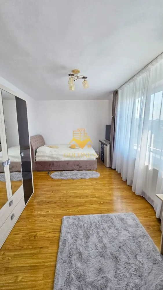 2 camere, bloc nou, parcare, Buna Ziua Fagului Zona Becas, Alverna - GOLDNESS Imobiliare vă propune spre închiriere un apartament cu 2 camere complet mobilat și utilat, la etajul 4 într-un imobil de 5 etaje, în Cartierul Buna Ziua. Dispune de loc de parcare! Se află în apropierea stațiilor de transport în comun, magazine, restaurante, spații verzi, farmacii, etc. Apartamentul este compartimentat astfel: - dormitor cu pat matrimonial, dressing, noptiere - living cu bucatarie open space complet utilată și mobilată, canapea extensibilă, loc de servit masa - baie cu cada, calorifer port prosop și dulap pentru depozitare. - terasa de 10 mp. Imobilul este dotat cu toate cele necesare- centrală proprie, frigider, aragaz, hotă, mașină de spălat haine, etc. Dacă sunteți interesați de acest apartament și doriți să îl vizionați, dar și pentru alte oferte nu ezitați să ne contactați telefonic sau prin e-mail. Vă stăm la dispoziție! Pentru intermediere se percepe un comision de 50% din prețul chiriei! }}