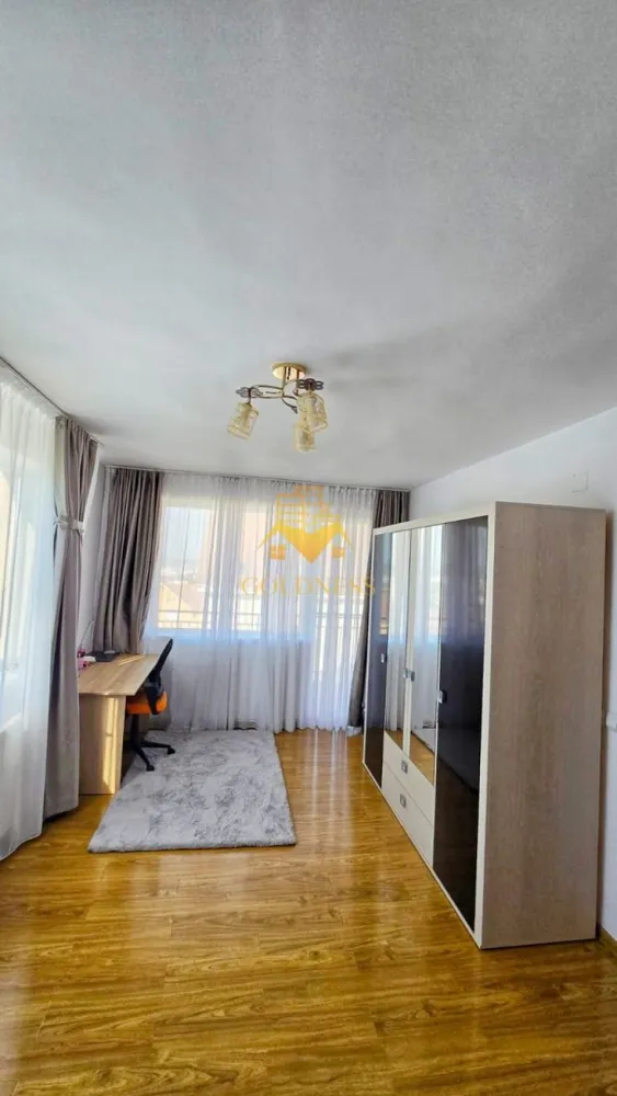 2 camere, bloc nou, parcare, Buna Ziua Fagului Zona Becas, Alverna - GOLDNESS Imobiliare vă propune spre închiriere un apartament cu 2 camere complet mobilat și utilat, la etajul 4 într-un imobil de 5 etaje, în Cartierul Buna Ziua. Dispune de loc de parcare! Se află în apropierea stațiilor de transport în comun, magazine, restaurante, spații verzi, farmacii, etc. Apartamentul este compartimentat astfel: - dormitor cu pat matrimonial, dressing, noptiere - living cu bucatarie open space complet utilată și mobilată, canapea extensibilă, loc de servit masa - baie cu cada, calorifer port prosop și dulap pentru depozitare. - terasa de 10 mp. Imobilul este dotat cu toate cele necesare- centrală proprie, frigider, aragaz, hotă, mașină de spălat haine, etc. Dacă sunteți interesați de acest apartament și doriți să îl vizionați, dar și pentru alte oferte nu ezitați să ne contactați telefonic sau prin e-mail. Vă stăm la dispoziție! Pentru intermediere se percepe un comision de 50% din prețul chiriei! }}