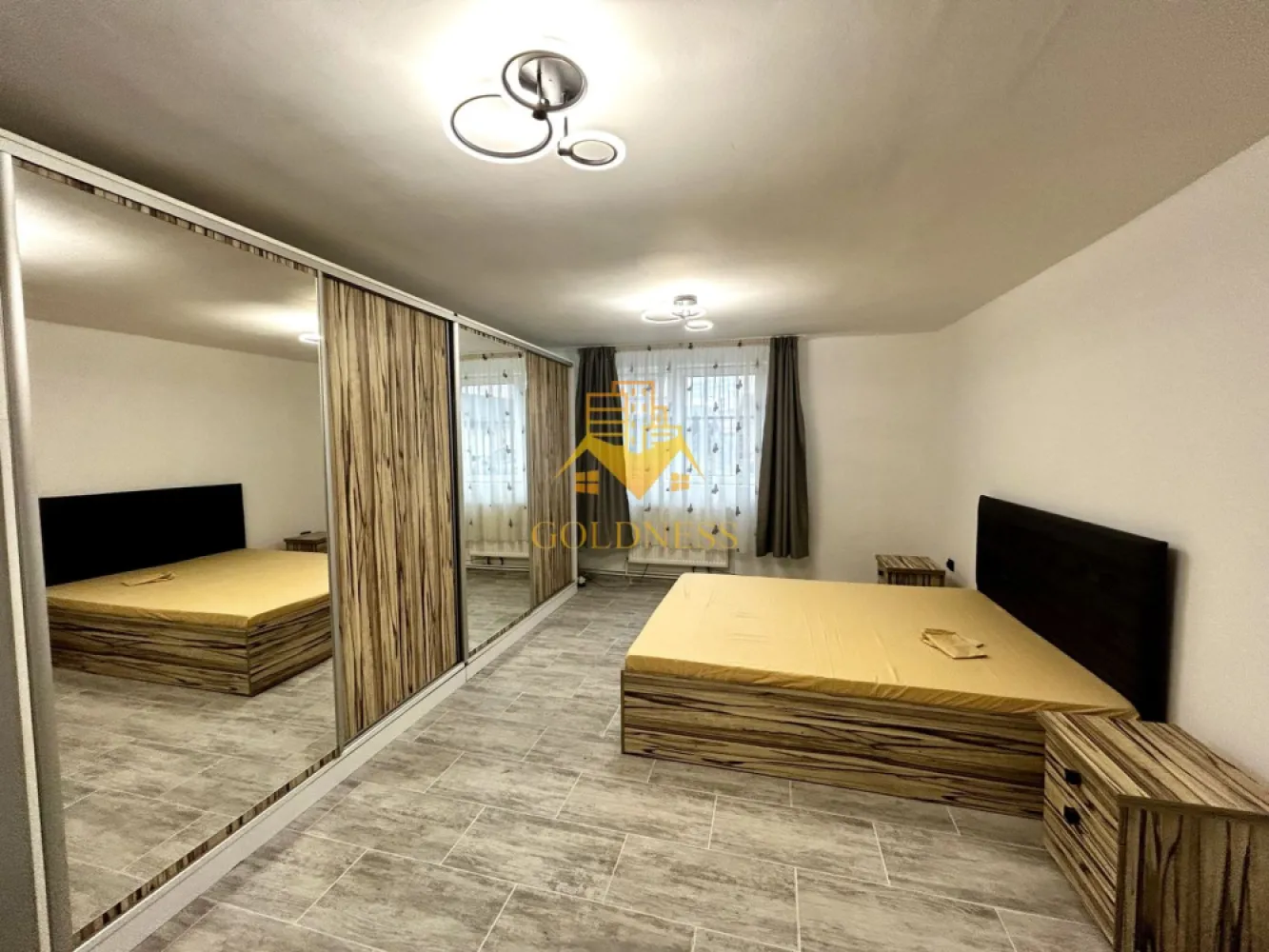 3 camere Modern, Parcare, Curte, Pet Friendly, Parc Poligon, Floresti - GOLDNESS Imobiliare vă propune spre închiriere un apartament cu camere complet mobilat și utilat, situat la parterul unei case cu 1 etaj, situat in Floresti. Dispune de loc de parcare! Se află în apropierea stațiilor de transport în comun, magazine, restaurante, spații verzi, farmacii, etc. Apartamentul este compartimentat astfel: - dormitor cu pat matrimonial, dressing, noptiere, comoda tv - dormitor cu pat matrimonial, dressing, noptiere, comoda tv - living cu canapea extensibila, comoda tv, televizor - bucatarie complet utilată și mobilată, loc de servit masa - baie cu cada tip jacuzzi, calorifer port prosop și dulap pentru depozitare. Imobilul este dotat cu toate cele necesare- centrală proprie, frigider, aragaz, hotă, mașină de spălat haine, televizor, etc. Dacă sunteți interesați de acest apartament și doriți să îl vizionați, dar și pentru alte oferte nu ezitați să ne contactați telefonic sau prin e-mail. Vă stăm la dispoziție! Pentru intermediere se percepe un comision de 50% din prețul chiriei! }}
