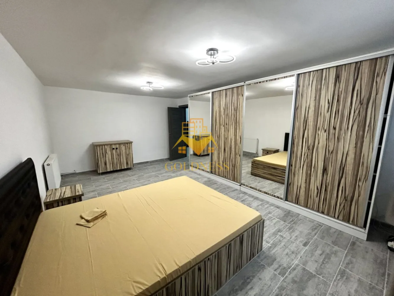 3 camere Modern, Parcare, Curte, Pet Friendly, Parc Poligon, Floresti - GOLDNESS Imobiliare vă propune spre închiriere un apartament cu camere complet mobilat și utilat, situat la parterul unei case cu 1 etaj, situat in Floresti. Dispune de loc de parcare! Se află în apropierea stațiilor de transport în comun, magazine, restaurante, spații verzi, farmacii, etc. Apartamentul este compartimentat astfel: - dormitor cu pat matrimonial, dressing, noptiere, comoda tv - dormitor cu pat matrimonial, dressing, noptiere, comoda tv - living cu canapea extensibila, comoda tv, televizor - bucatarie complet utilată și mobilată, loc de servit masa - baie cu cada tip jacuzzi, calorifer port prosop și dulap pentru depozitare. Imobilul este dotat cu toate cele necesare- centrală proprie, frigider, aragaz, hotă, mașină de spălat haine, televizor, etc. Dacă sunteți interesați de acest apartament și doriți să îl vizionați, dar și pentru alte oferte nu ezitați să ne contactați telefonic sau prin e-mail. Vă stăm la dispoziție! Pentru intermediere se percepe un comision de 50% din prețul chiriei! }}